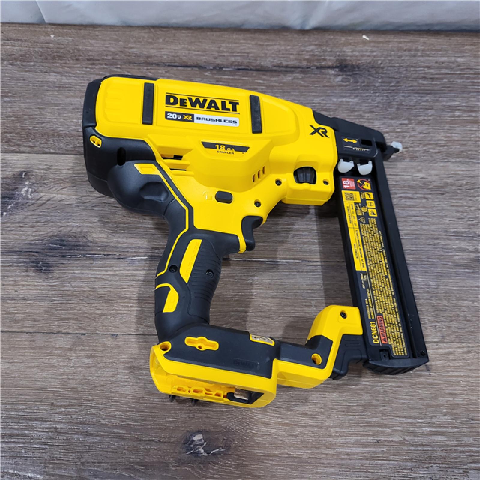 AS-IS DEWALT DCN681D1 20V 18Ga Stapler Kit