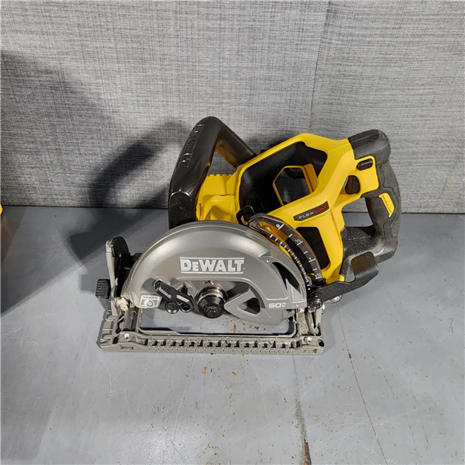 HOUSTON LOCATION - AS-IS DEWALT FLEXVOLT 60V MAX Cordless Brushless 7-1/4 in. Wormdrive Style Circular Saw (Tool Only)