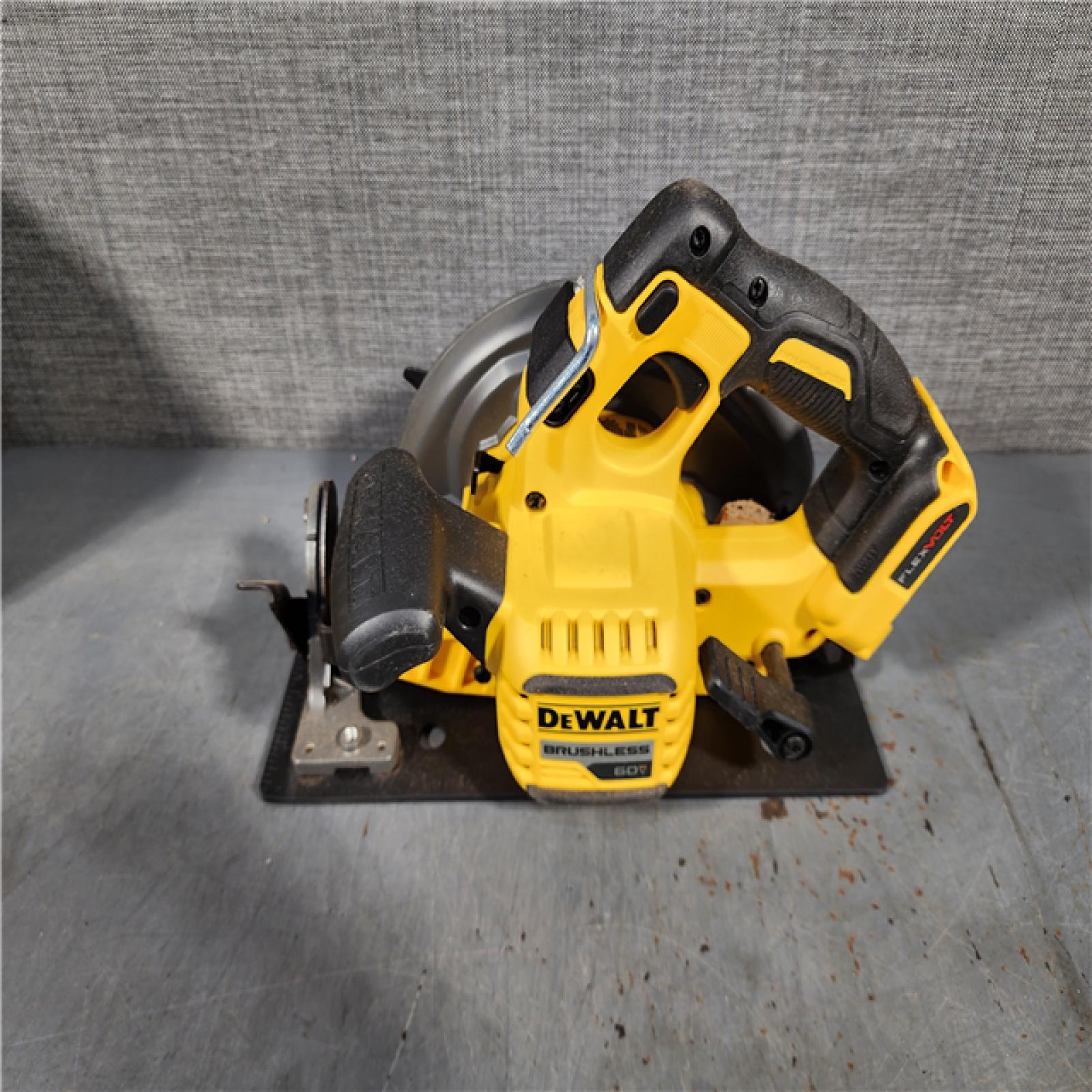 HOUSTON LOCATION - AS-IS DeWALT Flexvolt Max 7-1/4  60V Brushless Circular Saw DCS578B (Bare Tool)