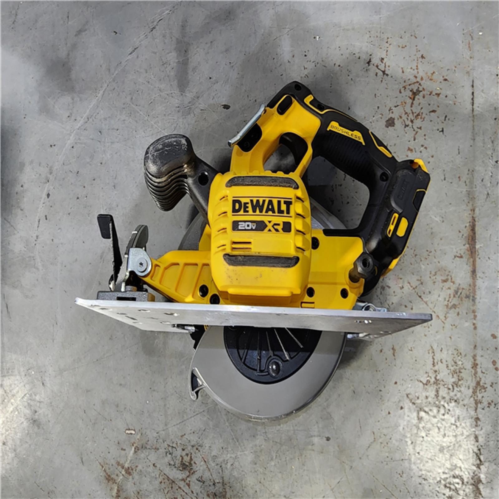 HOUSTON LOCATION - AS-IS DEWALT 20-Volt MAX 7-1/4 in. Cordless Circular Saw (Tool Only)