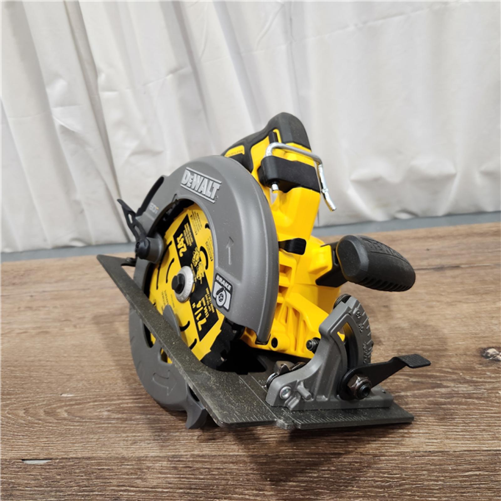 AS-IS DeWALT Flexvolt Max 7-1/4  60V Brushless Circular Saw DCS578B