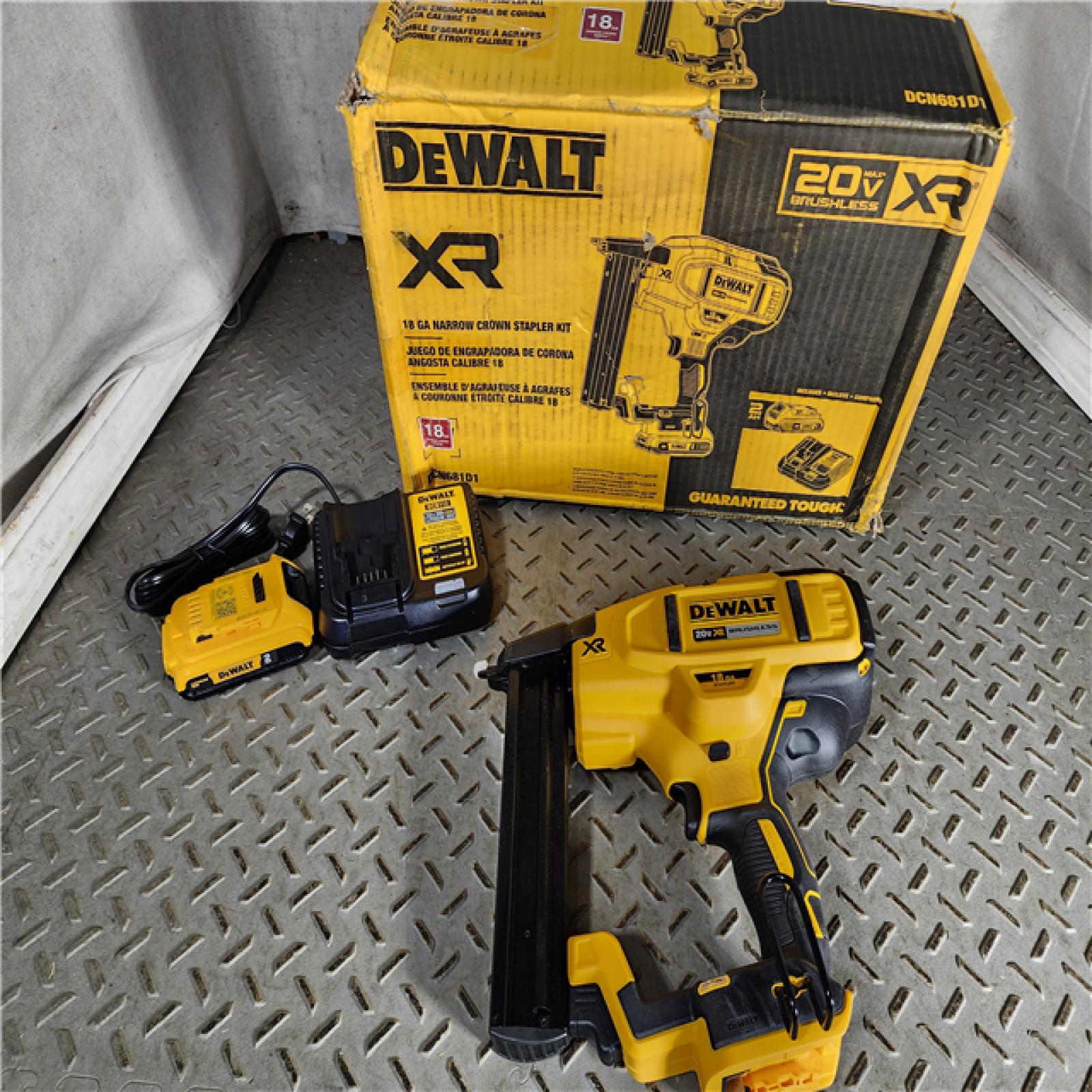 HOUSTON LOCATION - AS-IS DEWALT DCN681D1 20V 18Ga Stapler Kit