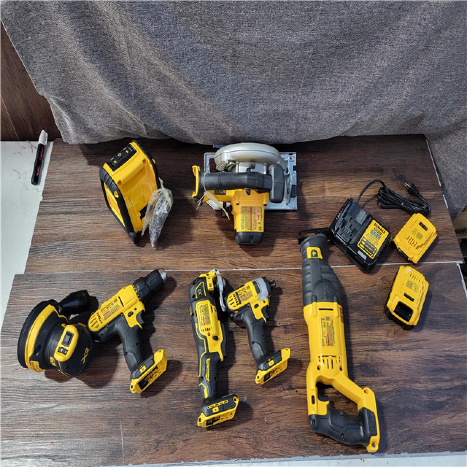 CALIFORNIA NEW DEWALT 7-TOOL COMBO KIT(BATTERIES,CHARGER,AND BAG INCLUDED)