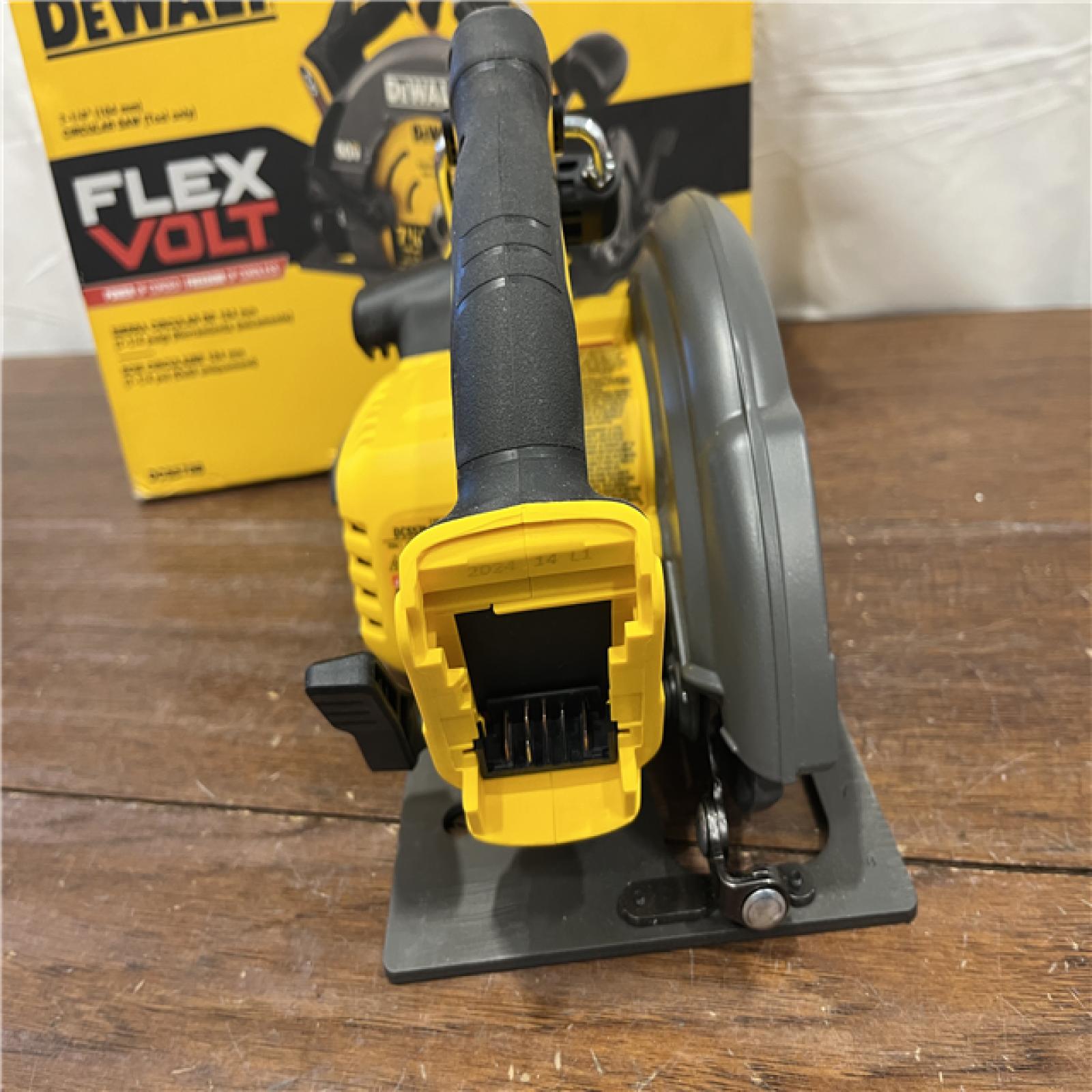 AS-ISDeWALT Flexvolt Max 7-1/4  60V Brushless Circular Saw DCS578B