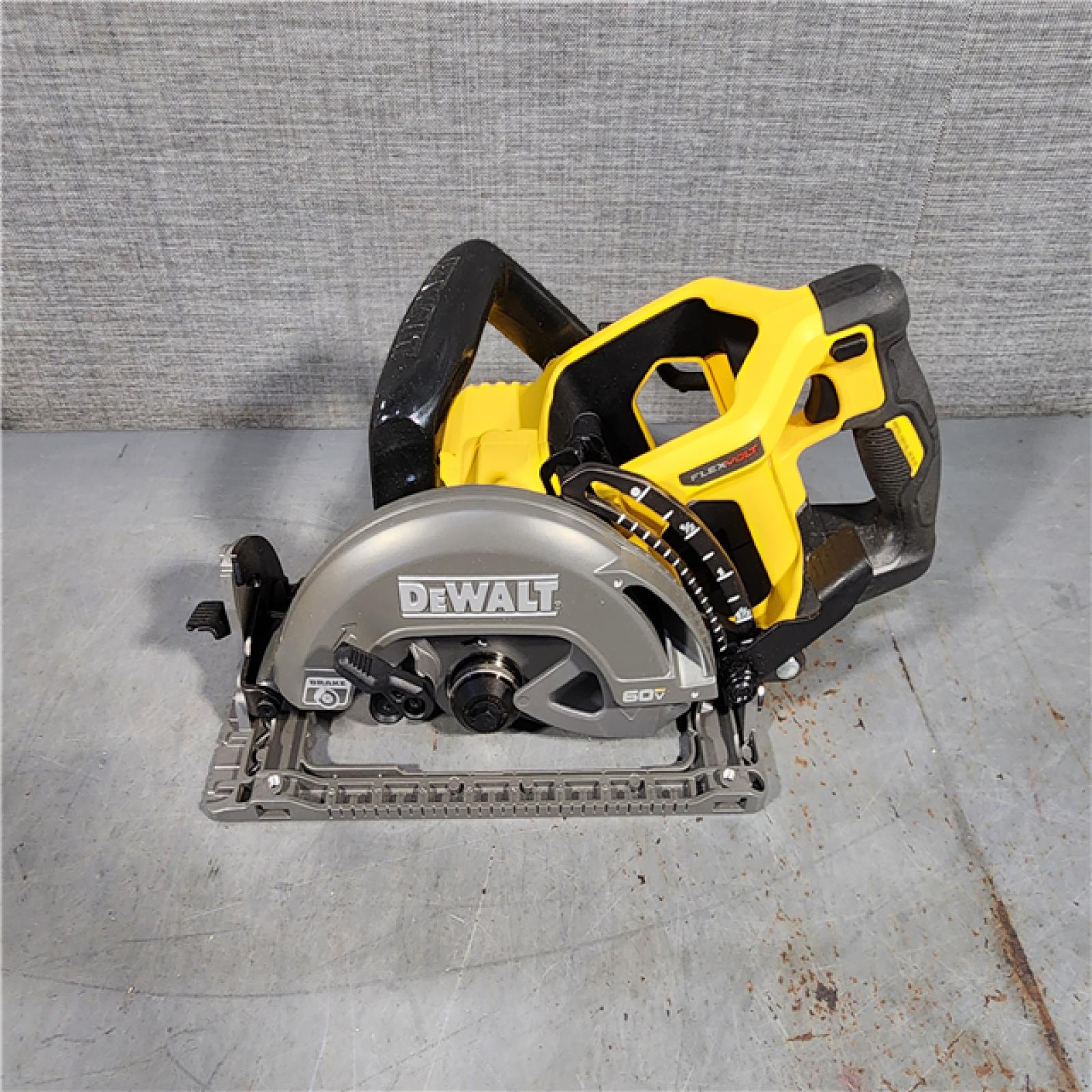 HOUSTON LOCATION - AS-IS DEWALT FLEXVOLT 60V MAX Cordless Brushless 7-1/4 in. Wormdrive Style Circular Saw (Tool Only)