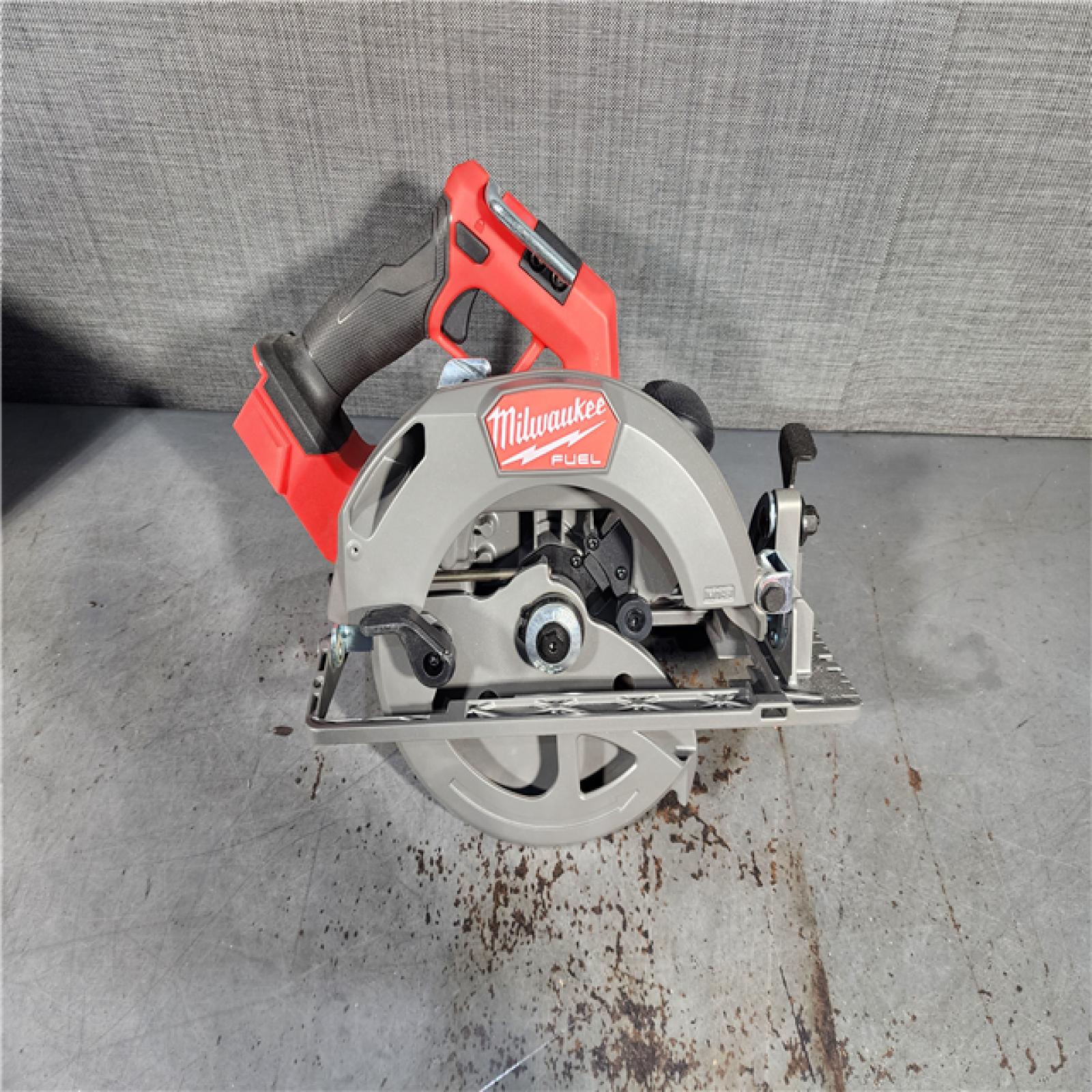 HOUSTON LOCATION - AS-IS (APPEARS LIKE NEW) Milwaukee M18 FUEL 18V Lithium-Ion Brushless Cordless 7-1/4 in. Circular Saw (Tool-Only)