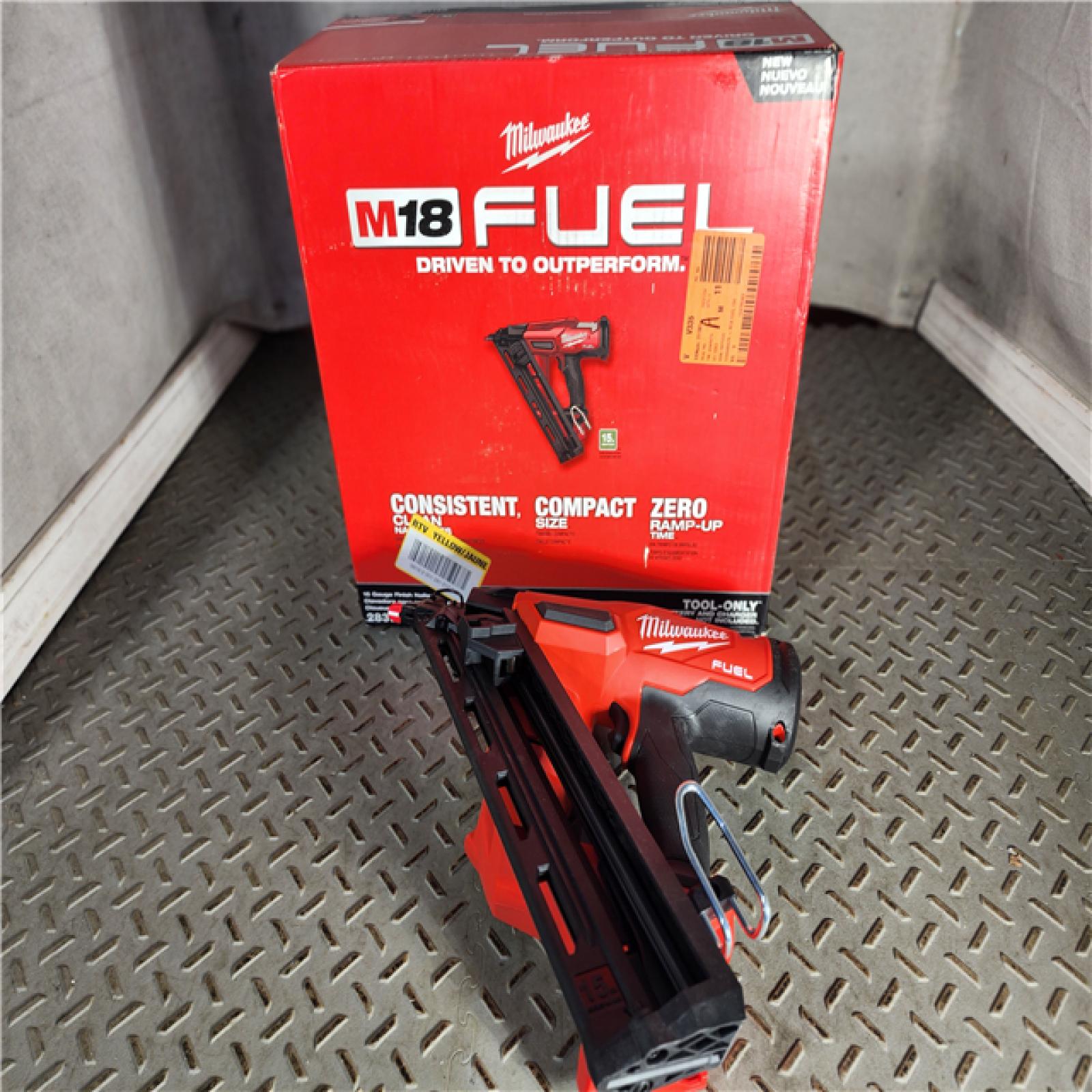 HOUSTON LOCATION - AS-IS (APPEARS LIKE NEW) Milwaukee 2839-20 M18 FUEL 15 Ga. 18 Volt Brushless Angled Finish Nailer (TOOL ONLY)