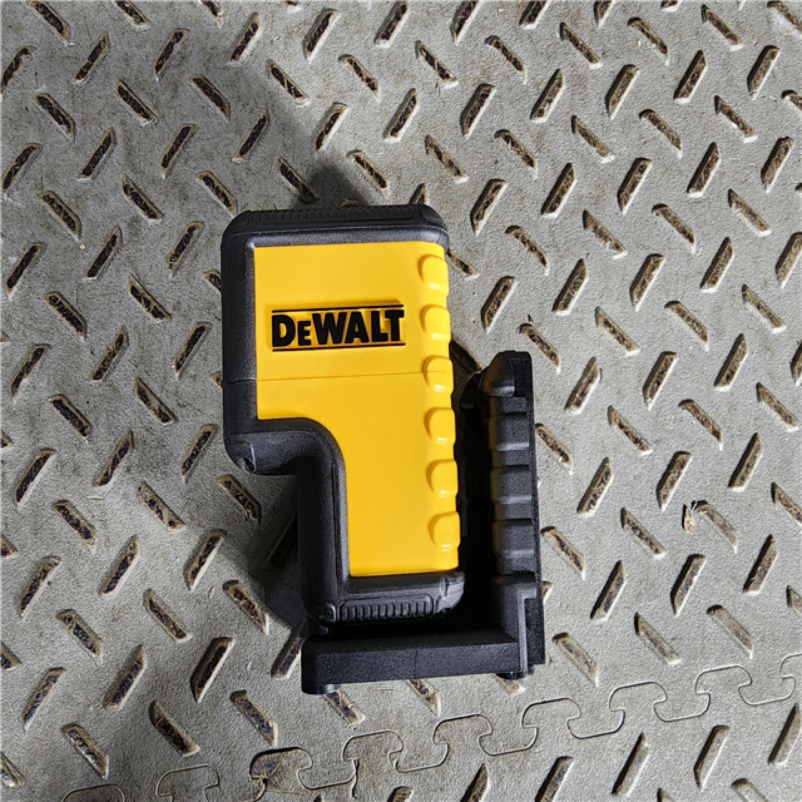 HOUSTON LOCATION - AS-IS (APPEARS LIKE NEW) DeWalt DW08302CG Green 3 Spot Laser Level