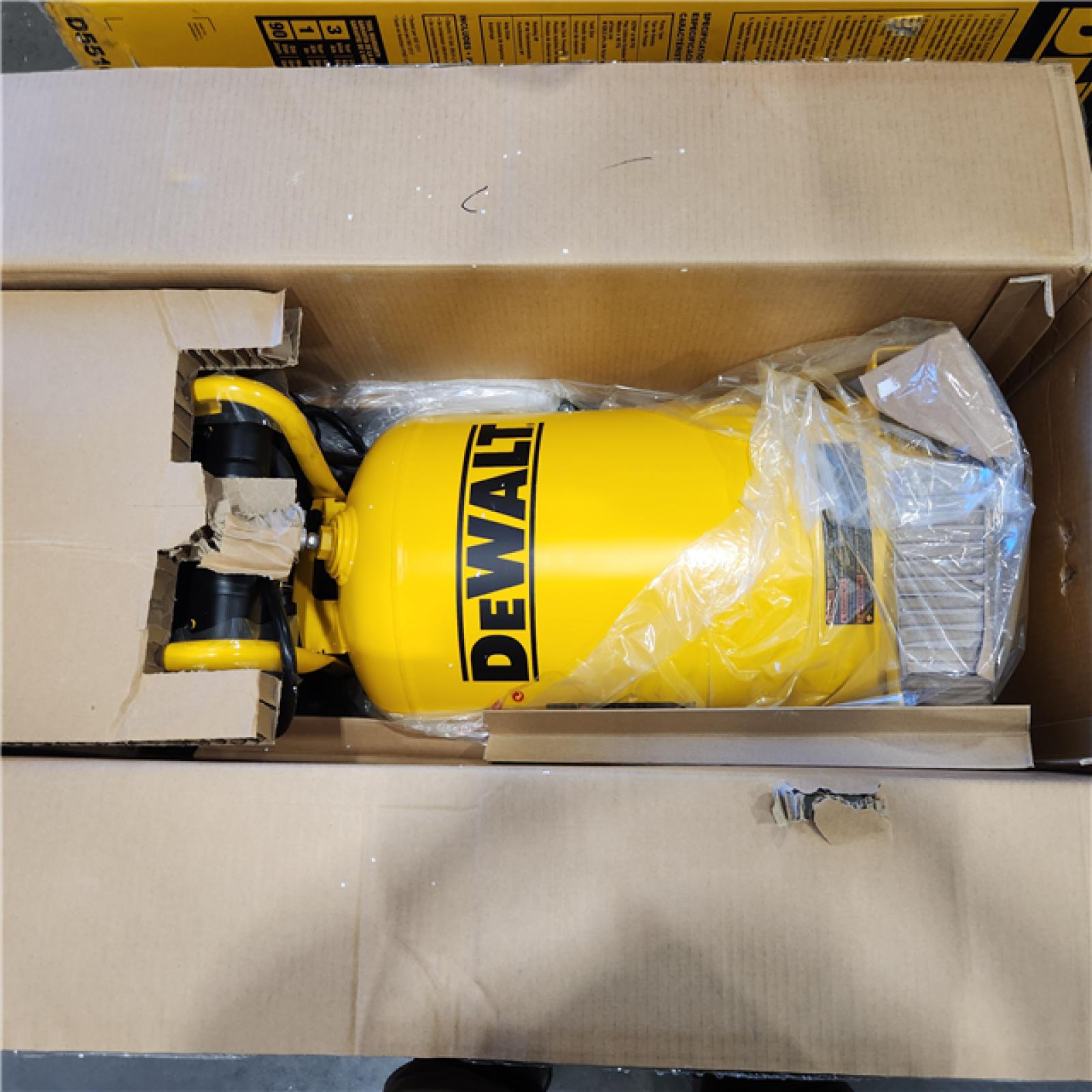 AS-IS Compresseur D'air Vertical Ã‰lectrique Portable Dewalt 15 Gallons Ã€ Un Ã‰tage D55168 - Rona