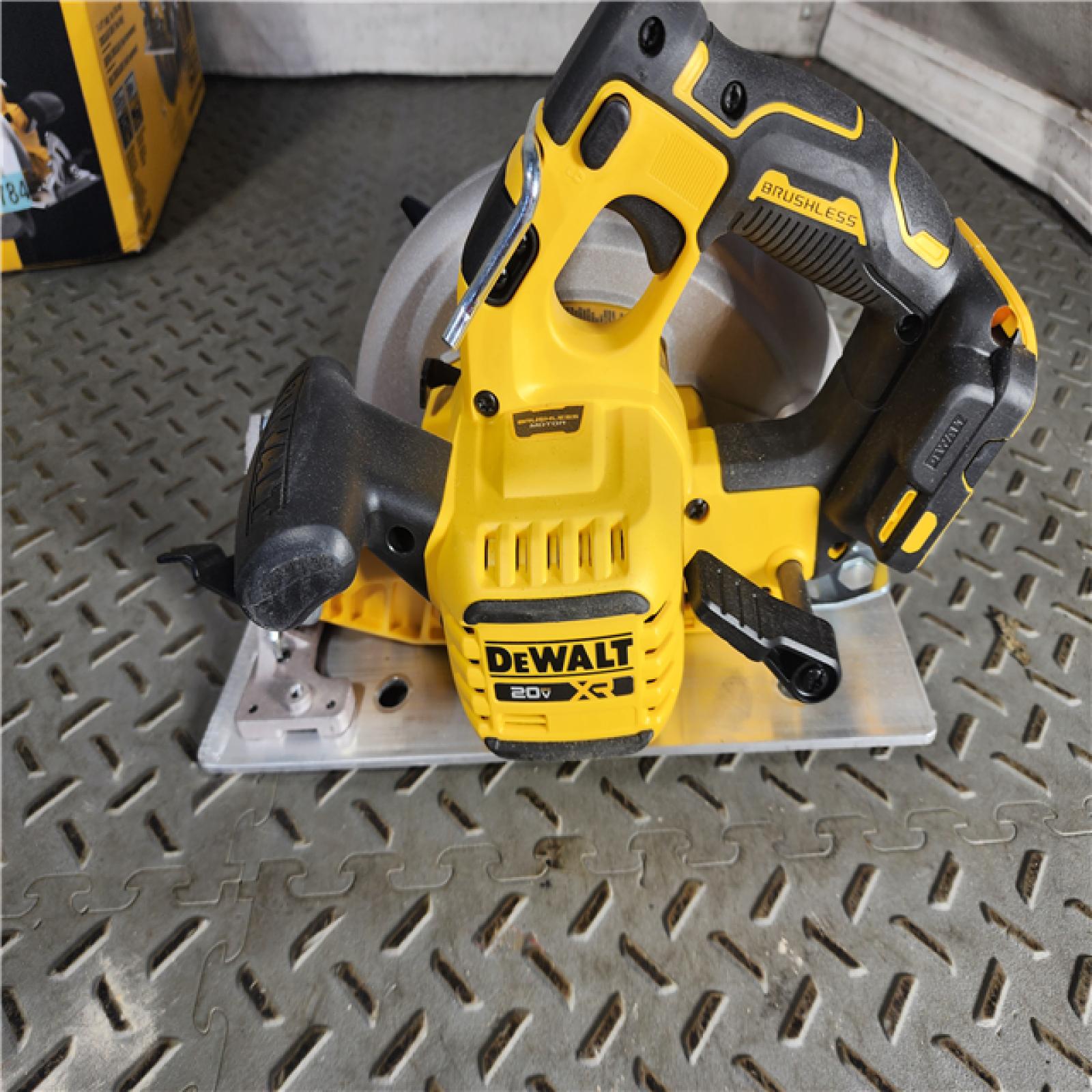 HOUSTON LOCATION - AS-IS (APPEARS LIKE NEW) 20-Volt MAX 7-1/4 in. Cordless Circular Saw (Tool Only)