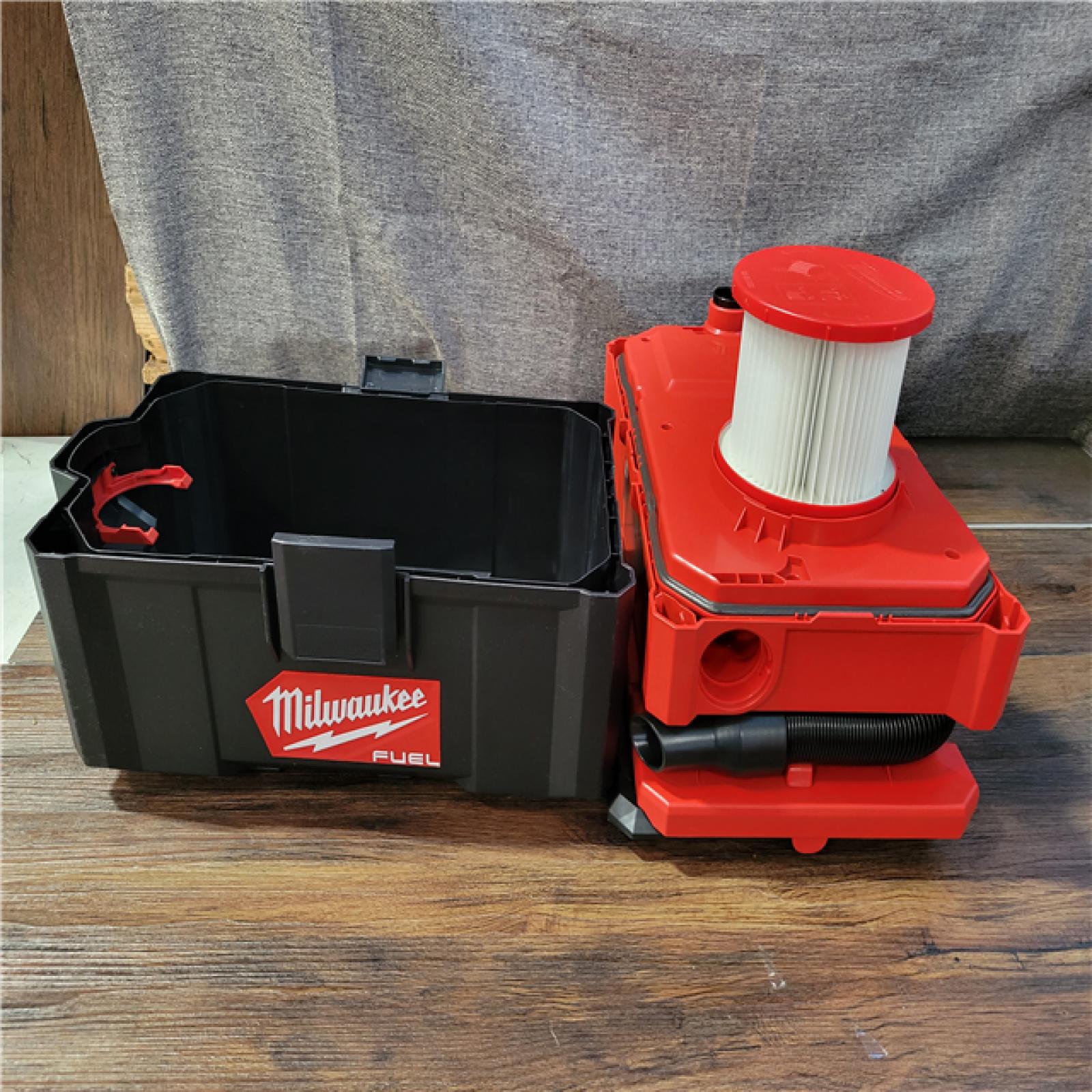 California New Milwaukee 2.5 Gal Wet/Dry Vacuum