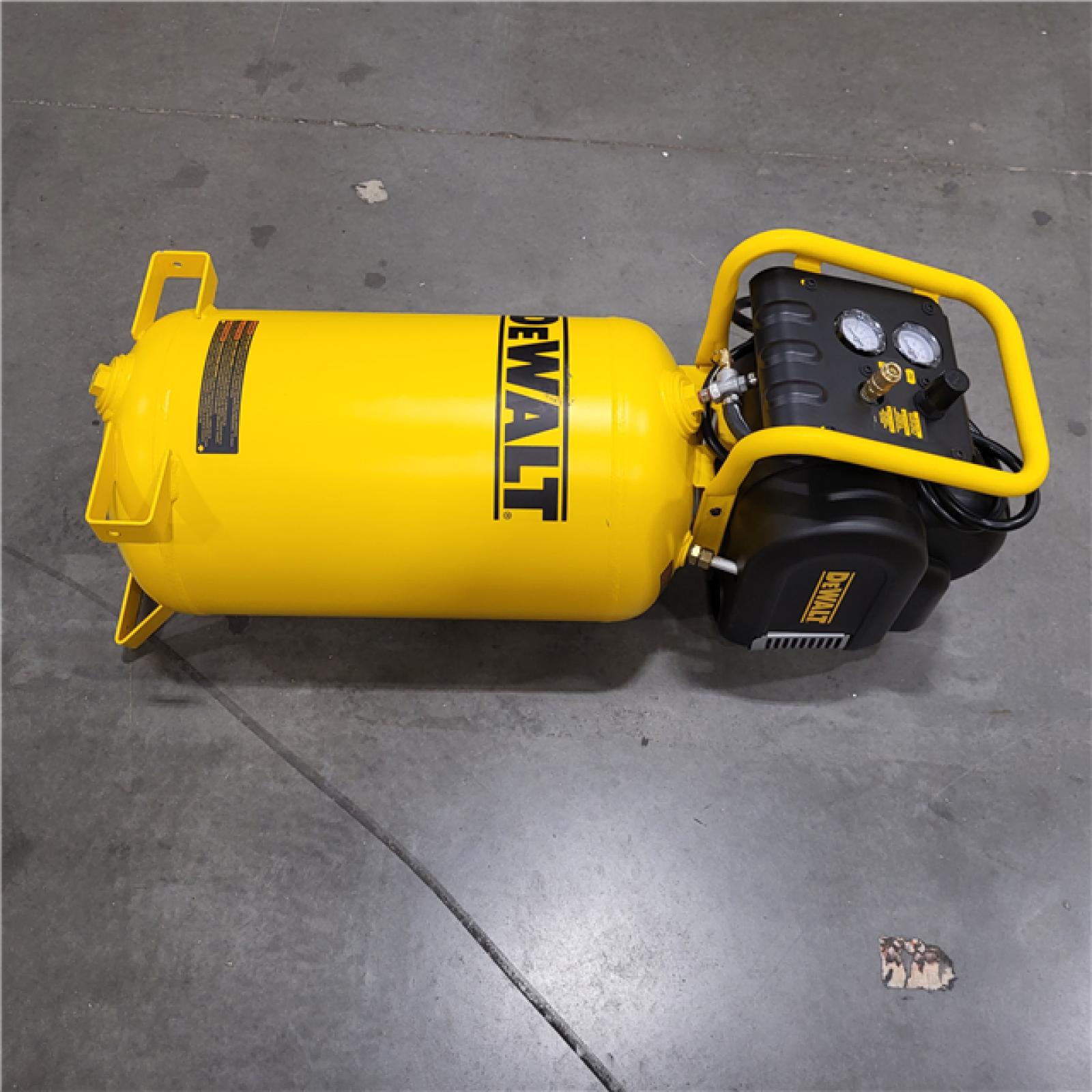 AS-IS Compresseur D'air Vertical Ã‰lectrique Portable Dewalt 15 Gallons Ã€ Un Ã‰tage D55168 - Rona