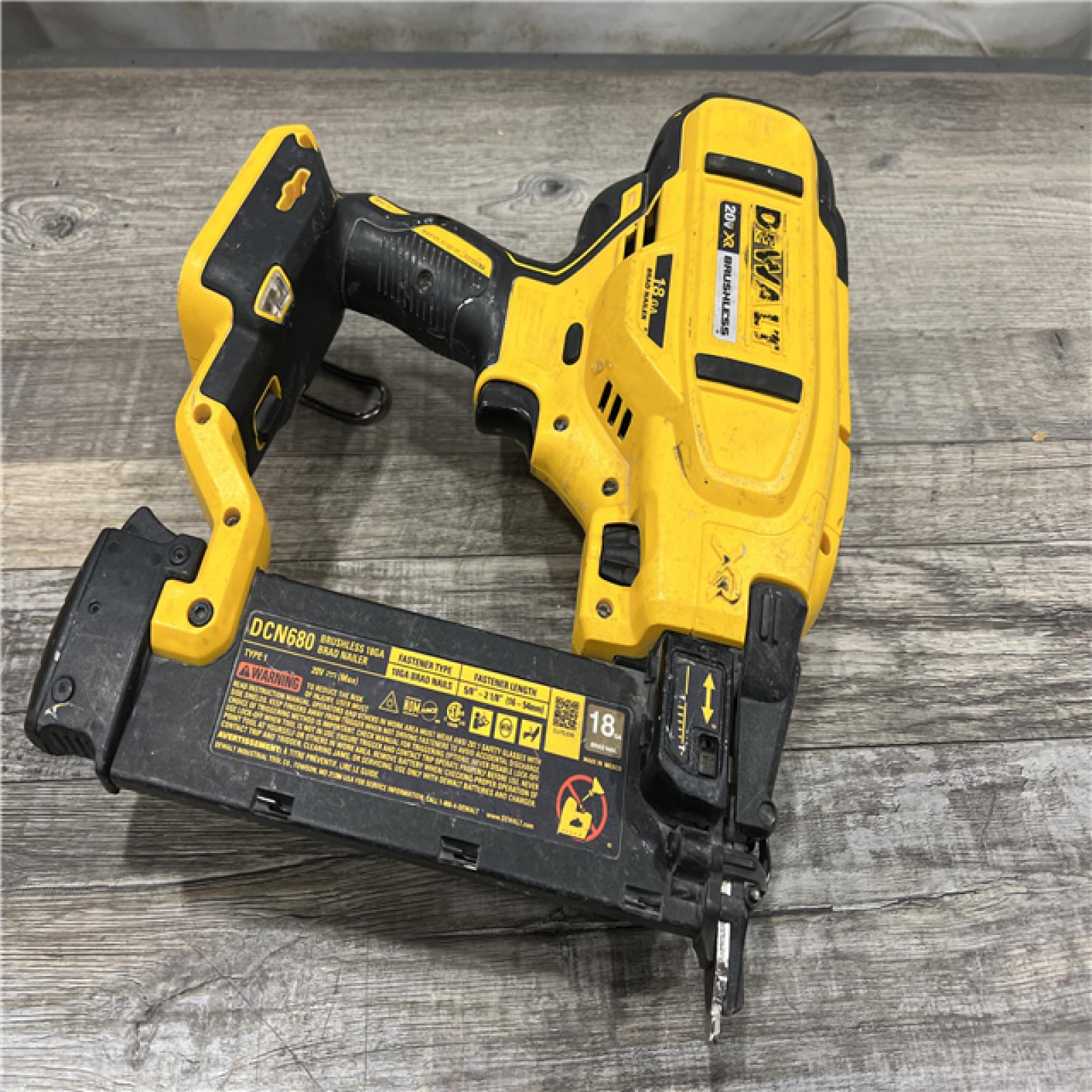 AS-IS DEWALT 20V MAX XR 18 Gauge Brad Nailer Kit