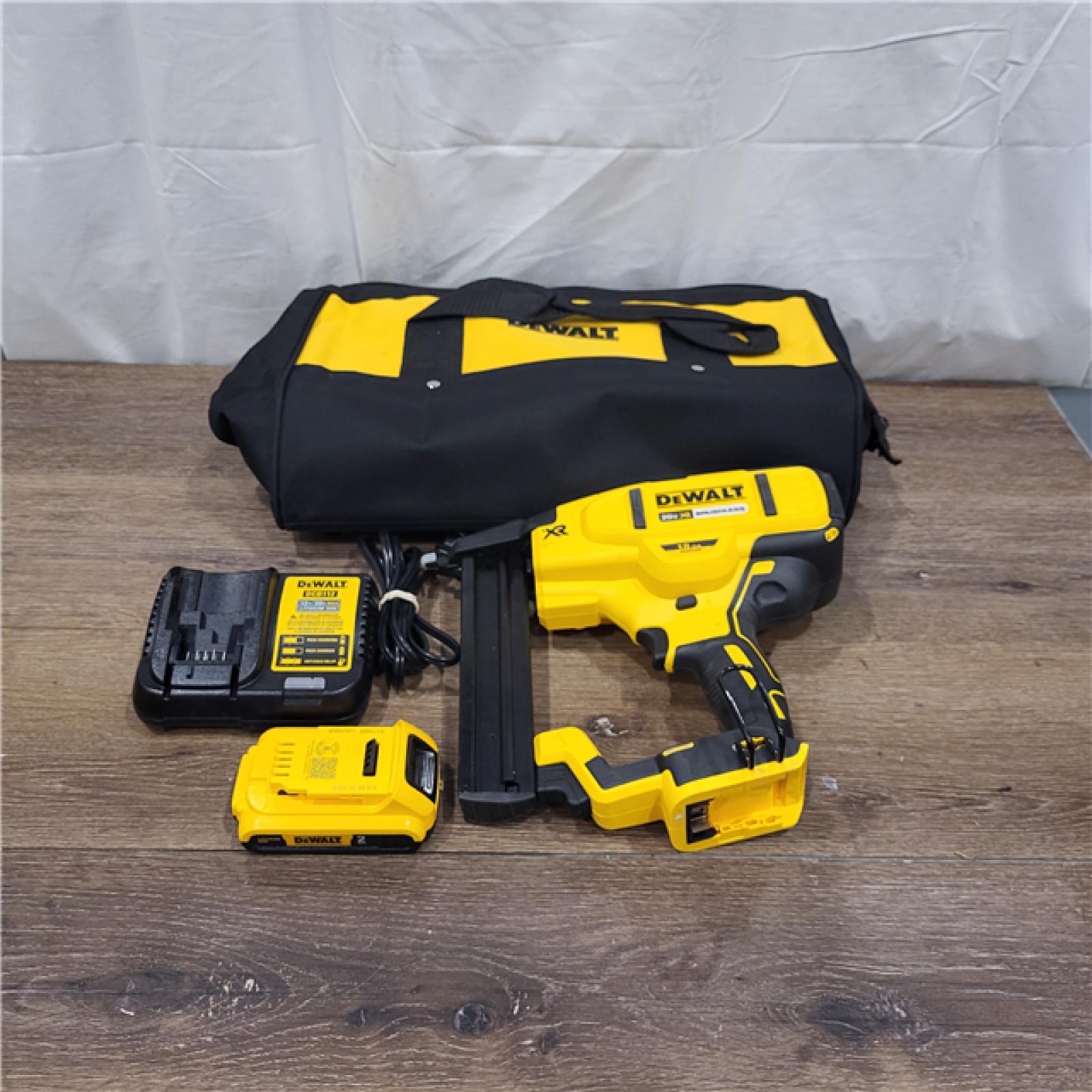 AS-IS in Box DEWALT DCN681D1 20V 18Ga Stapler Kit