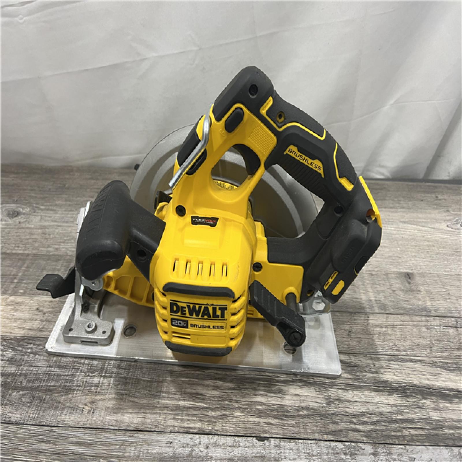 AS-IS DEWALT 20V MAX Cordless Brushless 7-1/4 in. Sidewinder Style Circular Saw with FLEXVOLT ADVANTAGE (Tool Only)