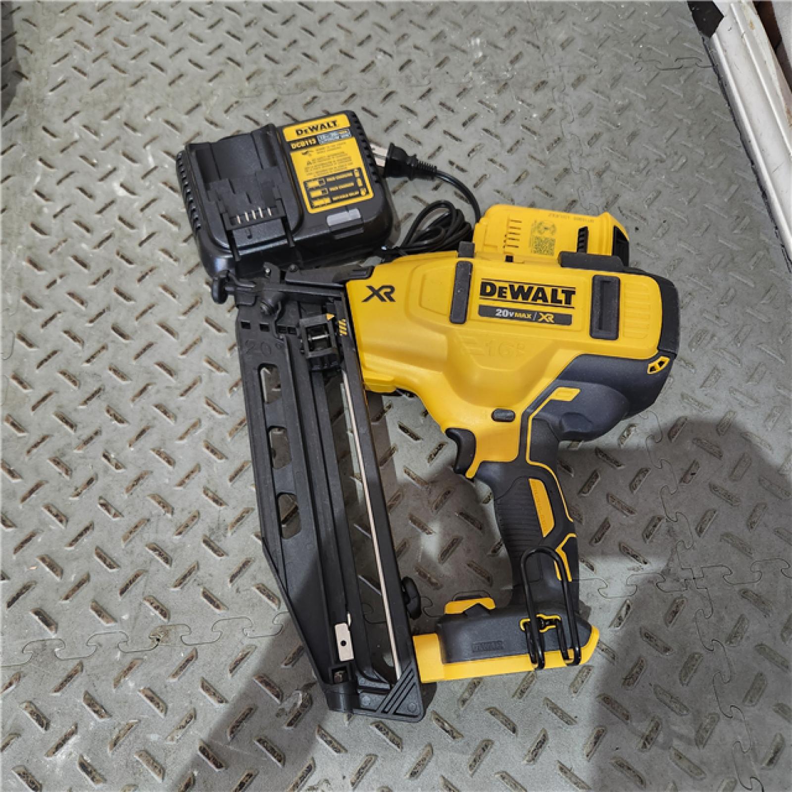 Houston location AS-IS 20V MAX XR 16-Gauge Electric Cordless Angled Finishing Nailer Kit