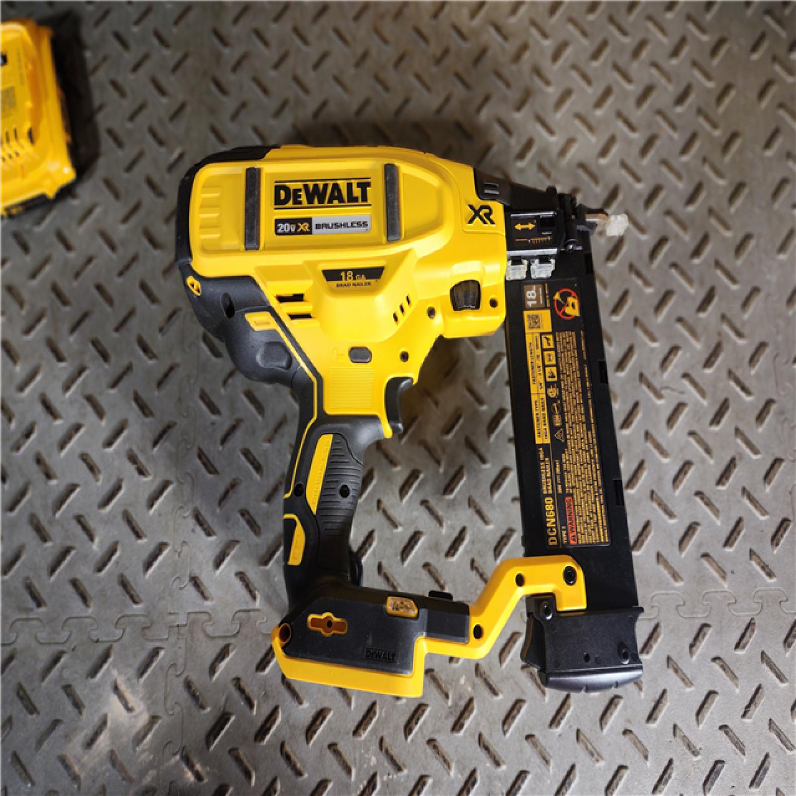 HOUSTON LOCATION - AS-IS (APPEARS LIKE NEW) DEWALT 20V MAX XR 18 Gauge Brad Nailer Kit