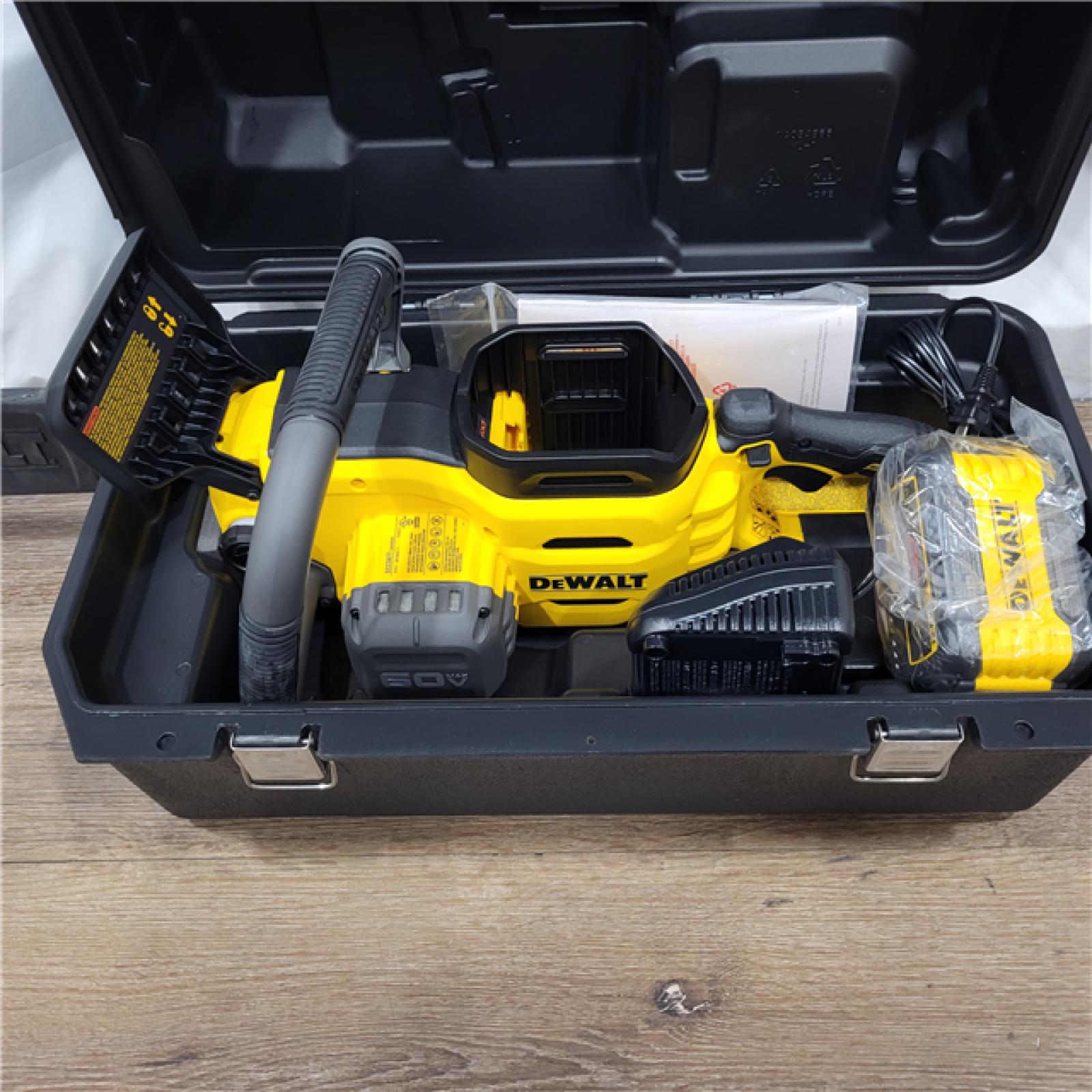 AS-IS DeWalt FLEXVOLT 60V MAX 20 in. Brushless Cordless Chainsaw Kit w/ Case