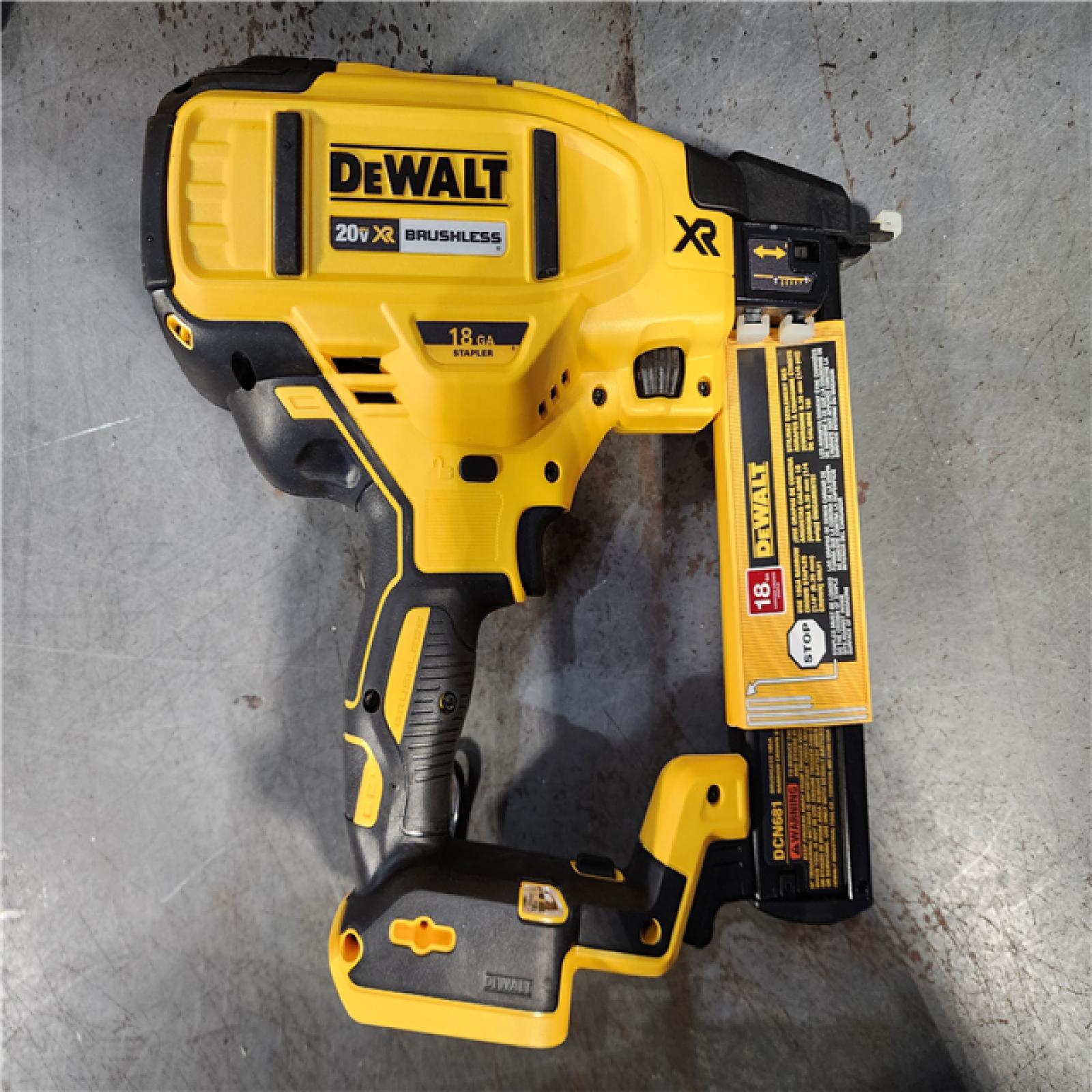 HOUSTON LOCATION - AS-IS DEWALT DCN681D1 20V 18Ga Stapler Kit