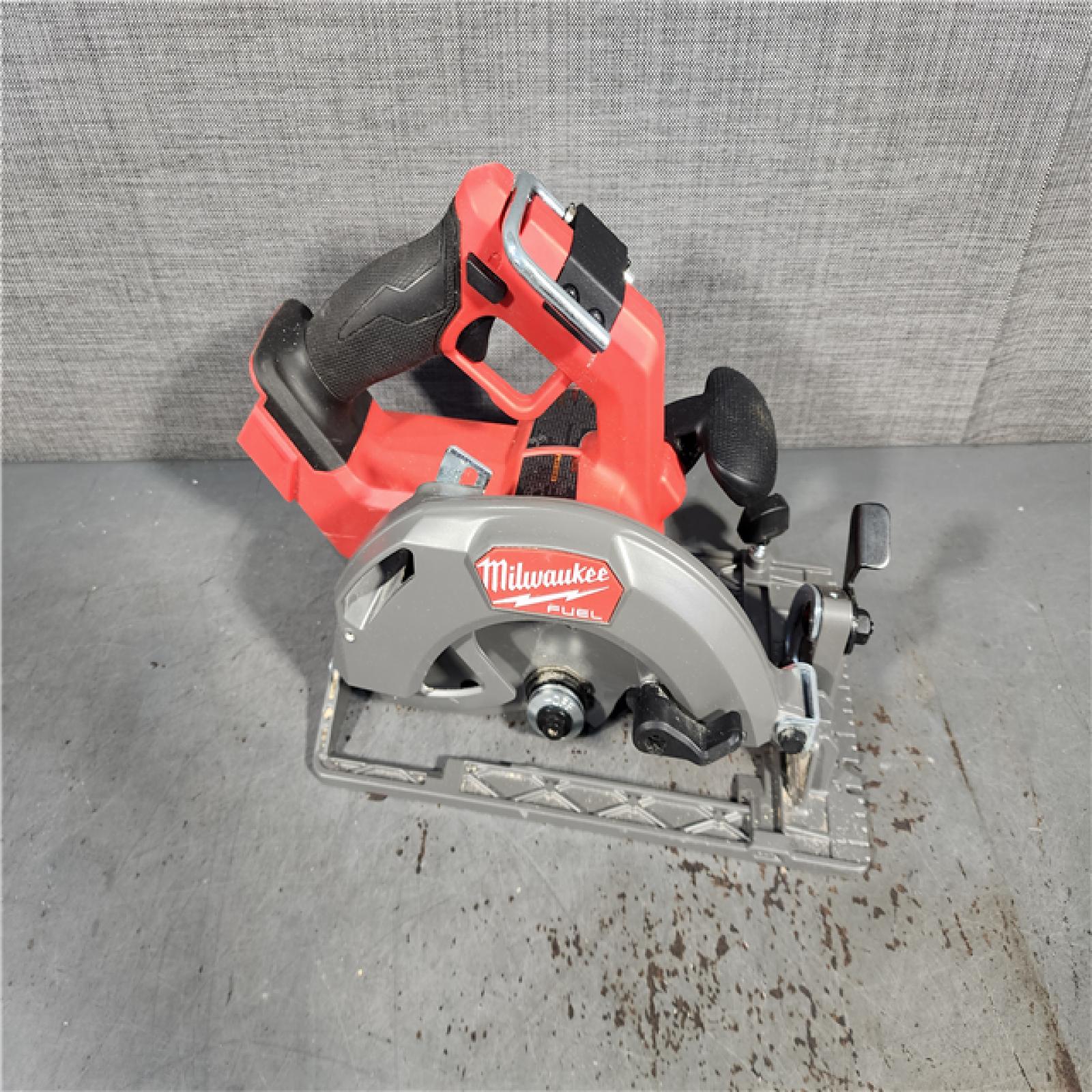 HOUSTON LOCATION - AS-IS Milwaukee M18 FUEL 18V Lithium-Ion Brushless Cordless 7-1/4 in. Circular Saw (Tool-Only)