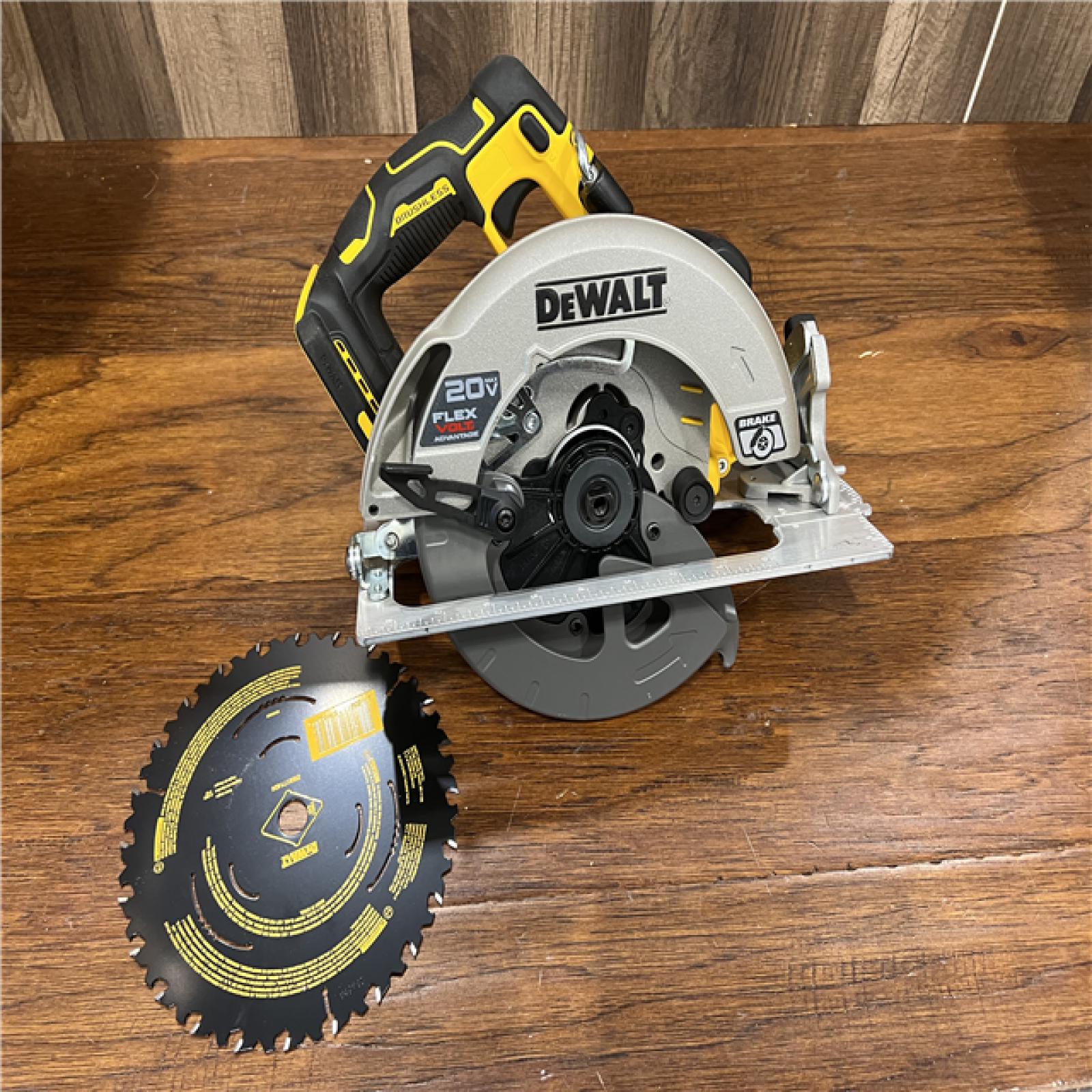 AS-IS DEWALT 20V MAX Cordless Brushless 7-1/4 in. Sidewinder Style Circular Saw w/ FLEXVOLT ADVANTAGE (Tool Only)