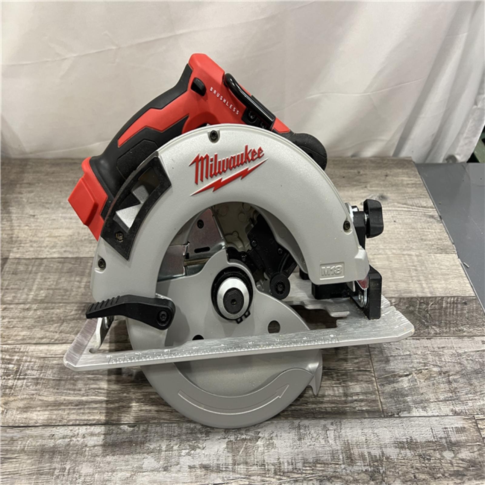 AS-IS Milwaukee M18 7-1/4  18V Brushless Circular Saw 2631-20 (Bare Tool)