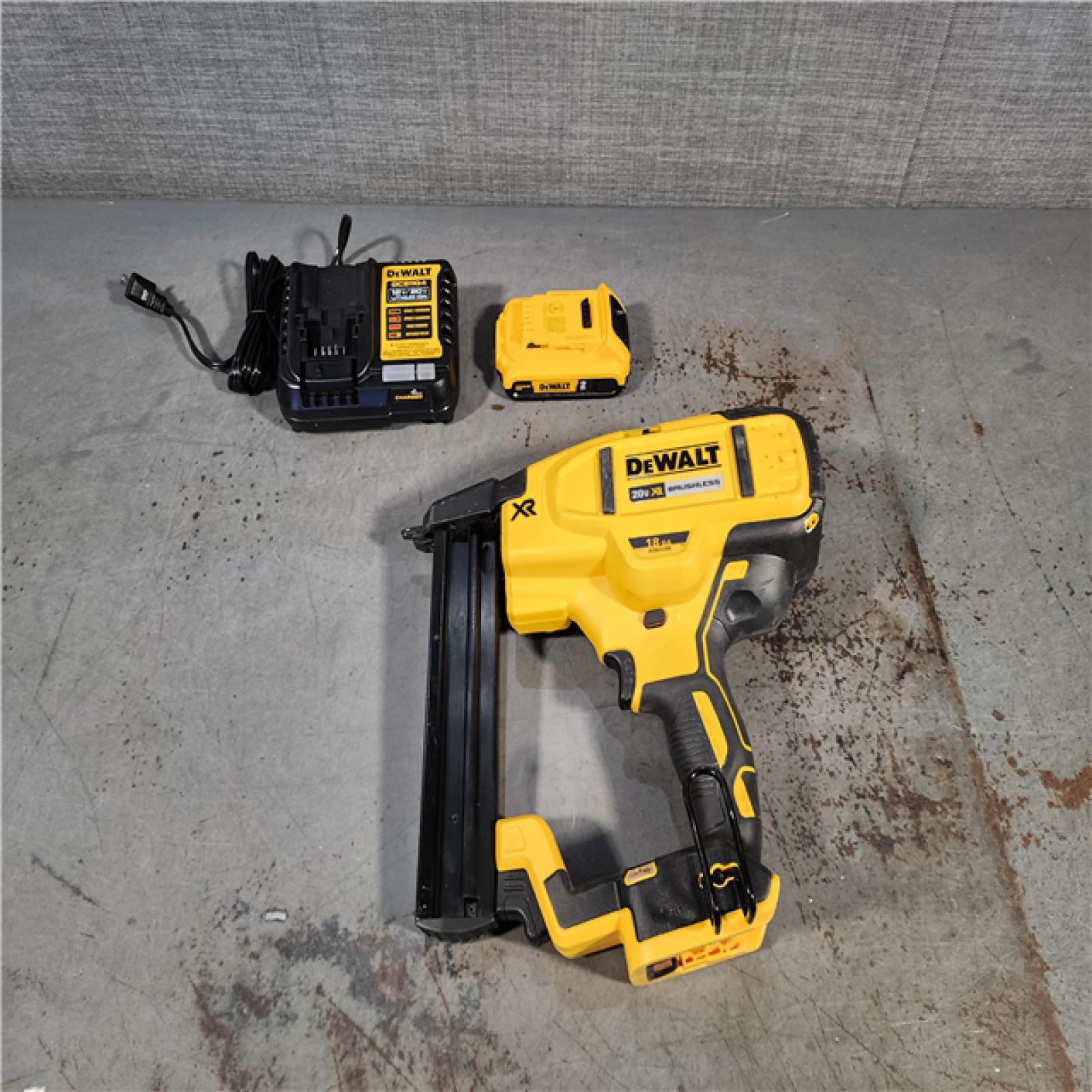 HOUSTON LOCATION - AS-IS DEWALT DCN681D1 20V 18Ga Stapler Kit