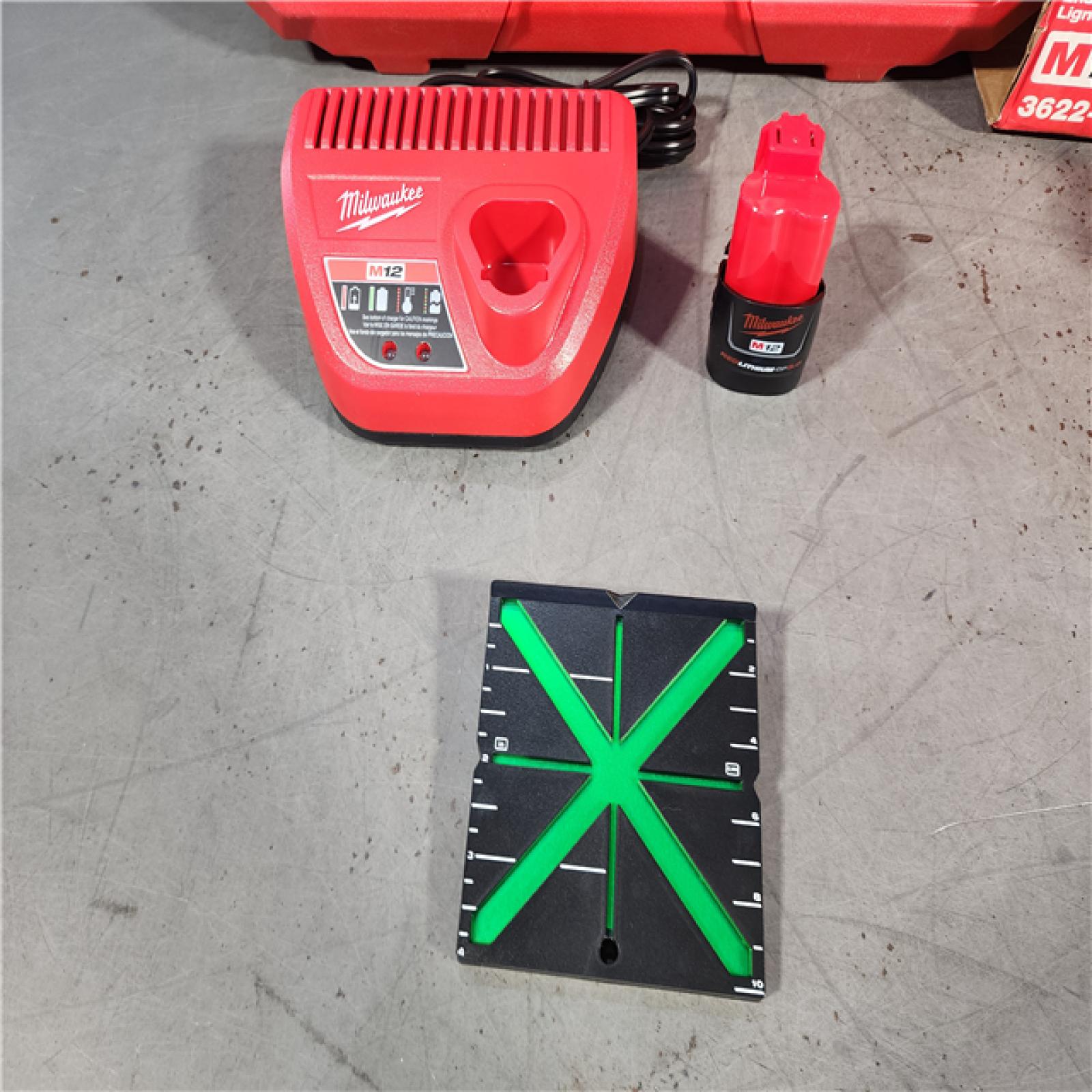 HOUSTON LOCATION - AS-IS (APPEARS LIKE NEW) Milwaukee Green 125 Ft. Cross Line and Plumb Points Laser Level Kit