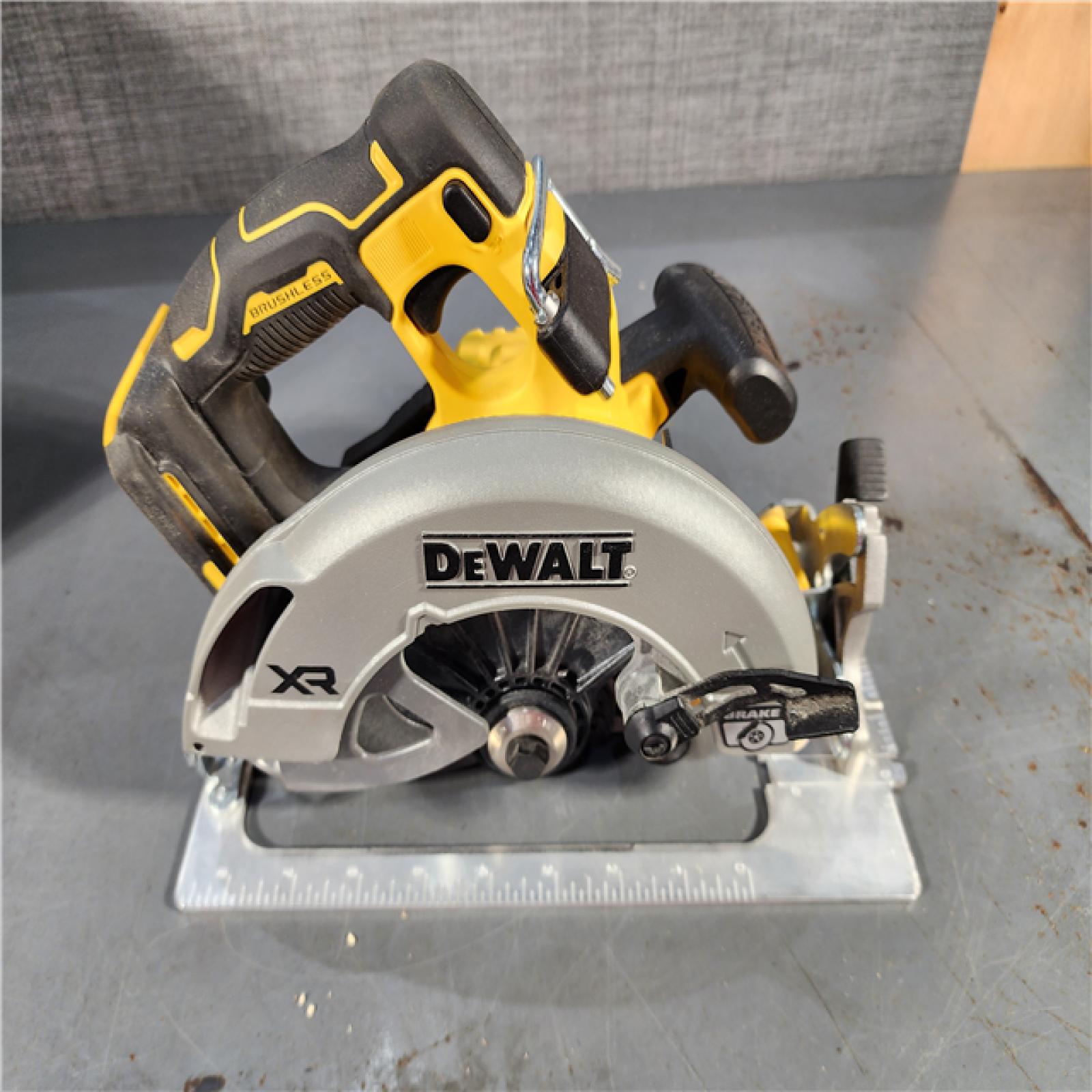 HOUSTON LOCATION - AS-IS DEWALT 20-Volt MAX 7-1/4 in. Cordless Circular Saw (Tool Only)