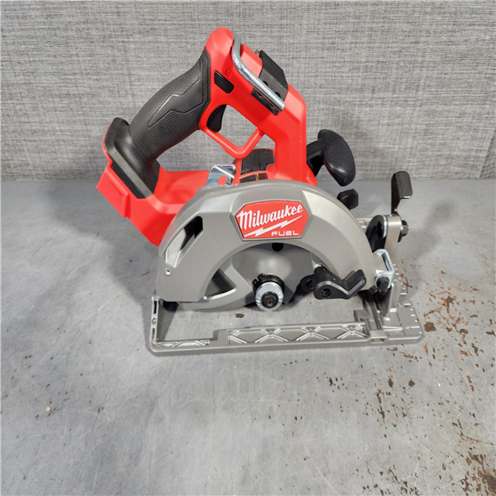 HOUSTON LOCATION - AS-IS Milwaukee M18 FUEL 18V Lithium-Ion Brushless Cordless 7-1/4 in. Circular Saw (Tool-Only)