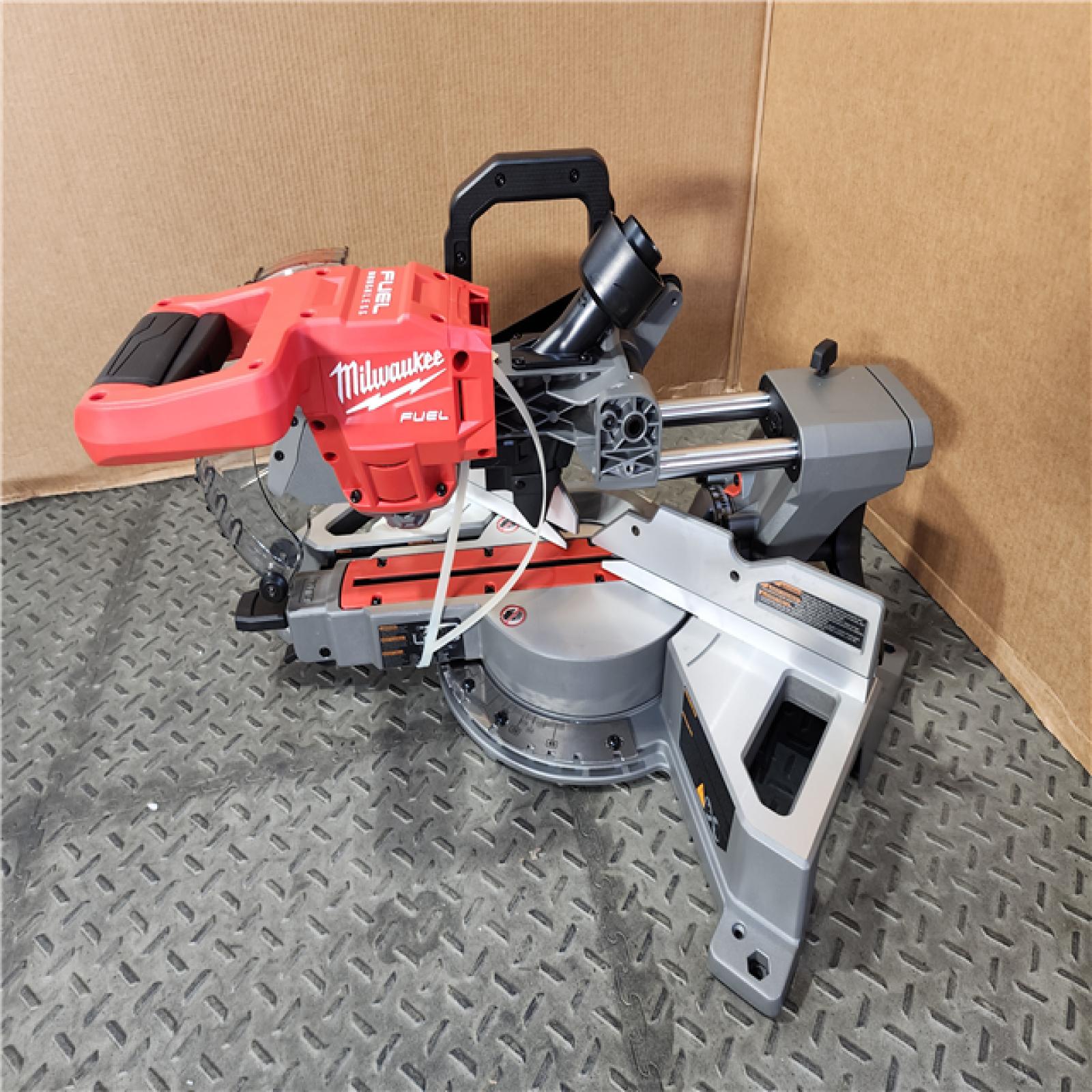 HOUSTON LOCATION - AS-IS (APPEARS LIKE NEW) Milwaukee M18 FUEL 7-1/4 in. Cordless Brushless Dual-Bevel Sliding Compound Miter Saw Tool Only