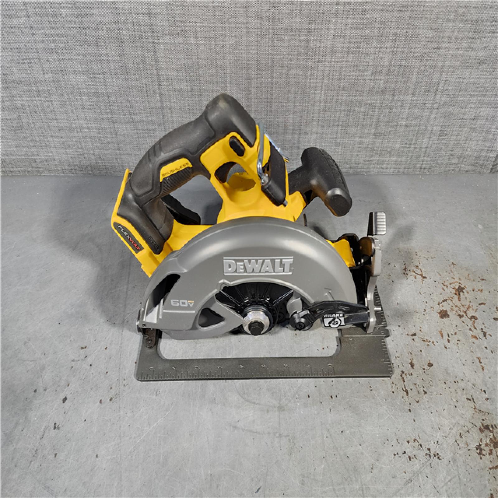 HOUSTON LOCATION - AS-IS DeWALT Flexvolt Max 7-1/4  60V Brushless Circular Saw DCS578B (Bare Tool)