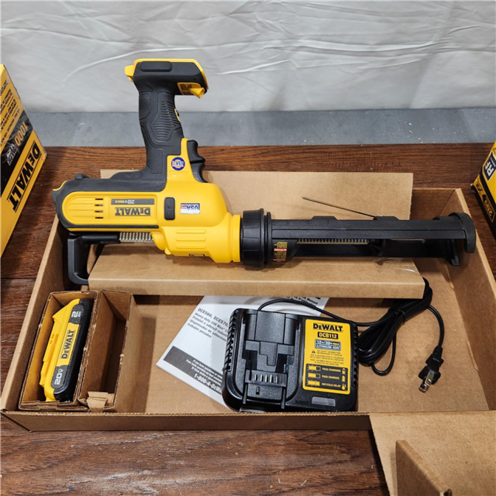 AS-IS Dewalt 20V MAX 300 ML / 10 Oz Adhesive Gun Kit