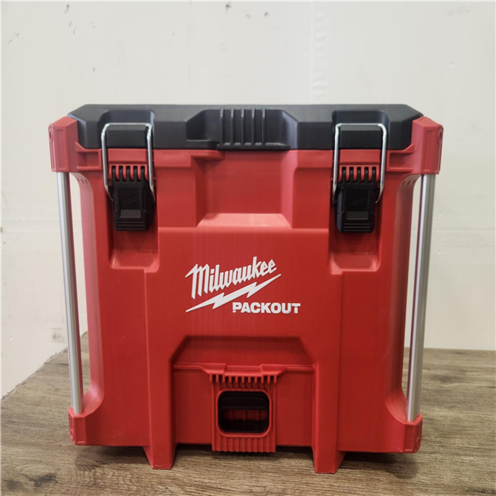 Phoenix Location Milwaukee M18 FUEL 18V Lithium-Ion Brushless Cordless 6-1/2 in. Plunge Track Saw PACKOUT Kit with One 6.0 Ah Battery 2831-22