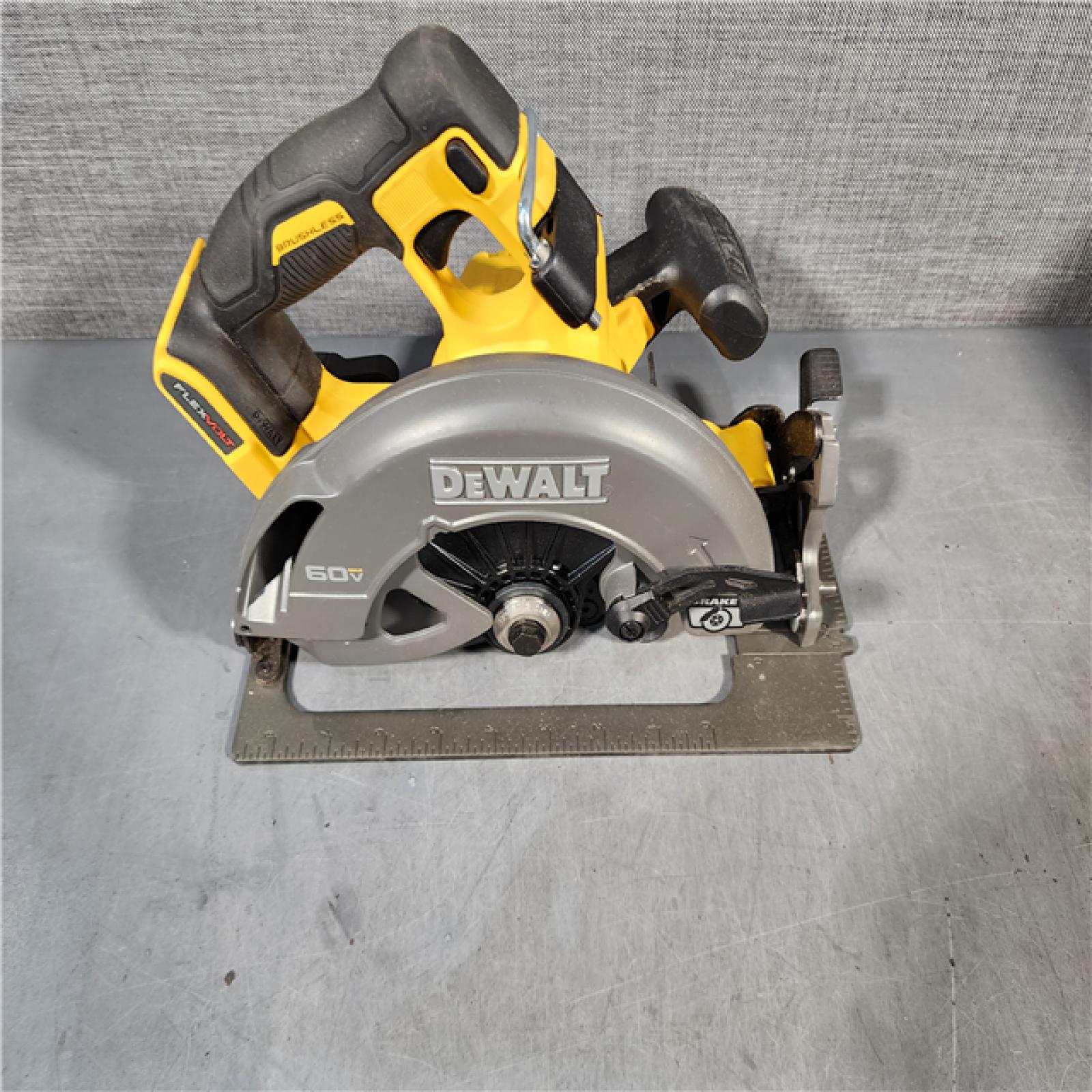 HOUSTON LOCATION - AS-IS DeWALT Flexvolt Max 7-1/4  60V Brushless Circular Saw DCS578B