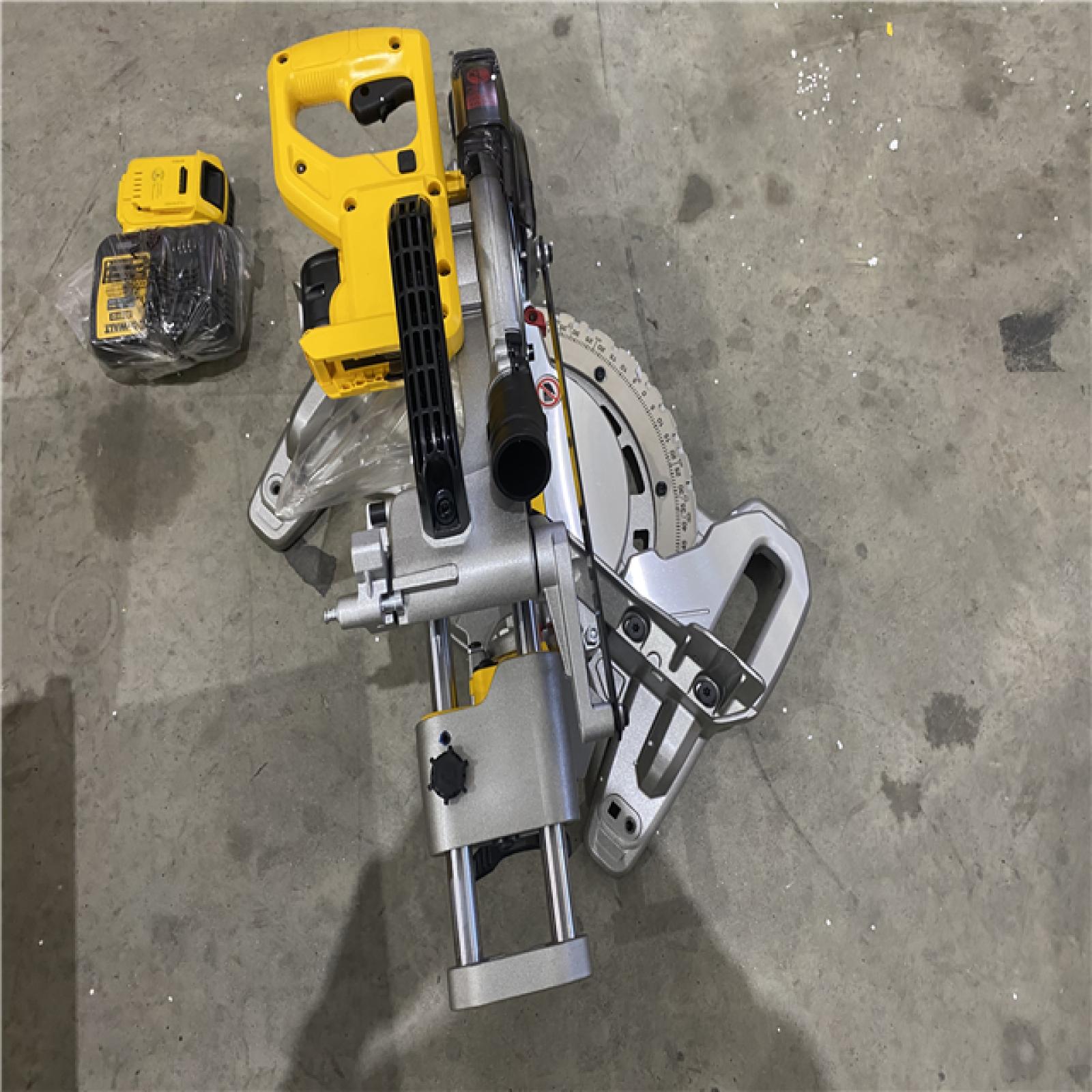 Houston location AS-IS DEWALT 20V MAX Cordless 7-1/4 in. Sliding Miter Saw with (1) 20V Battery 4.0Ah