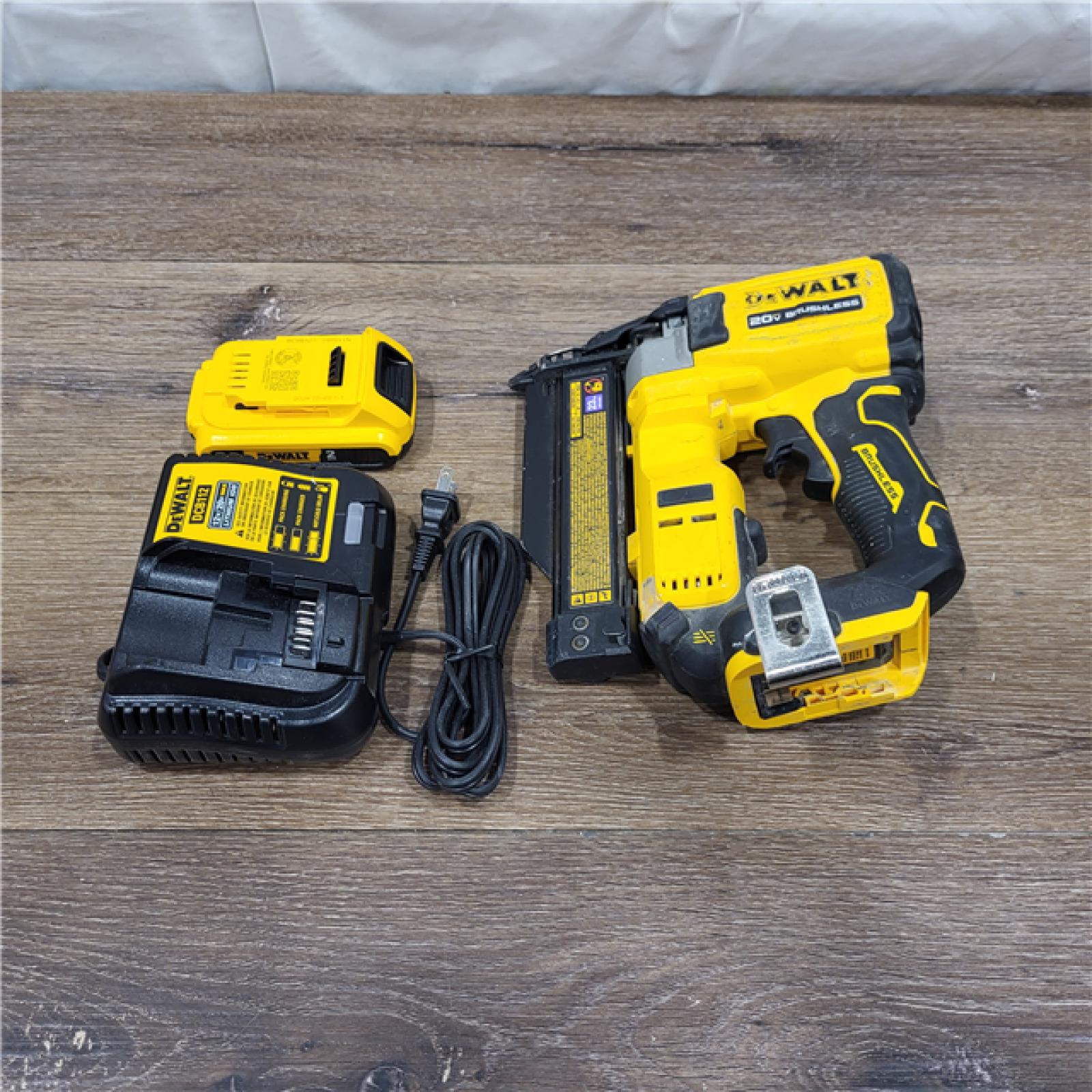 AS-IS DeWALT DCN681D1 20-Volt MAX 18ga Cordless Brushless Narrow Crown Stapler Kit