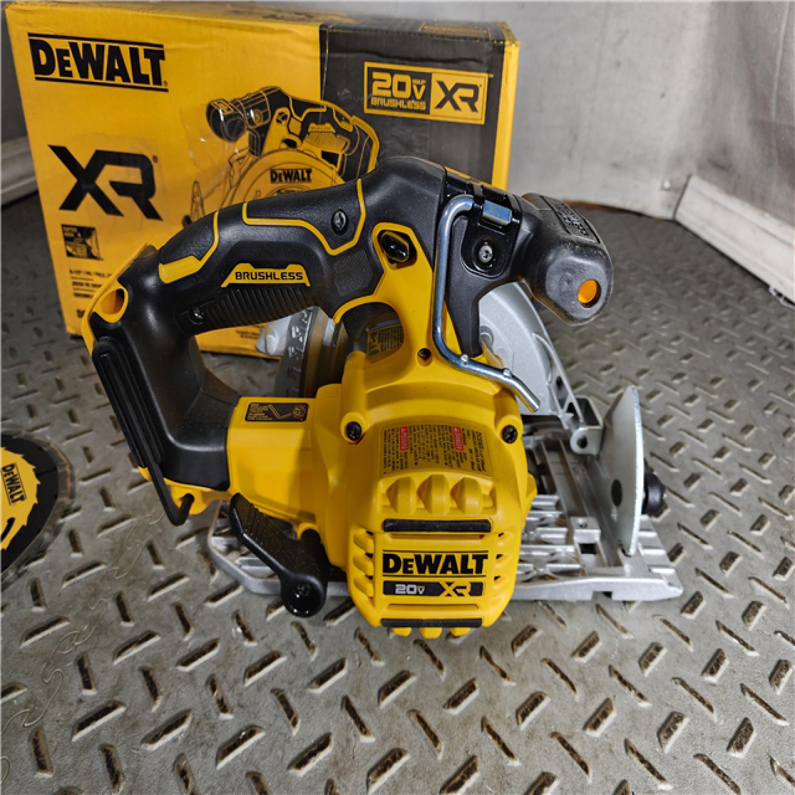 HOUSTON LOCATION - AS-IS (APPEARS LIKE NEW) DeWALT DCS565B 20V Max Brushless 6.5   Cordless Circular Saw