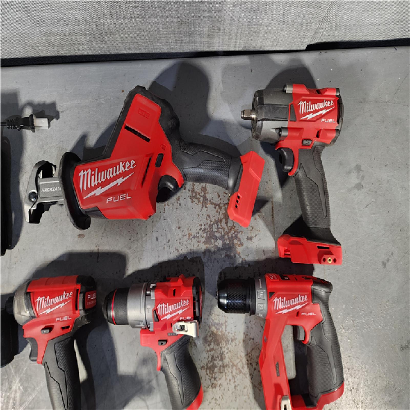 HOUSTON LOCATION - AS-IS MILWAUKEE 6 TOOL COMBO KIT W/ (2) BATTERY & CHARGER