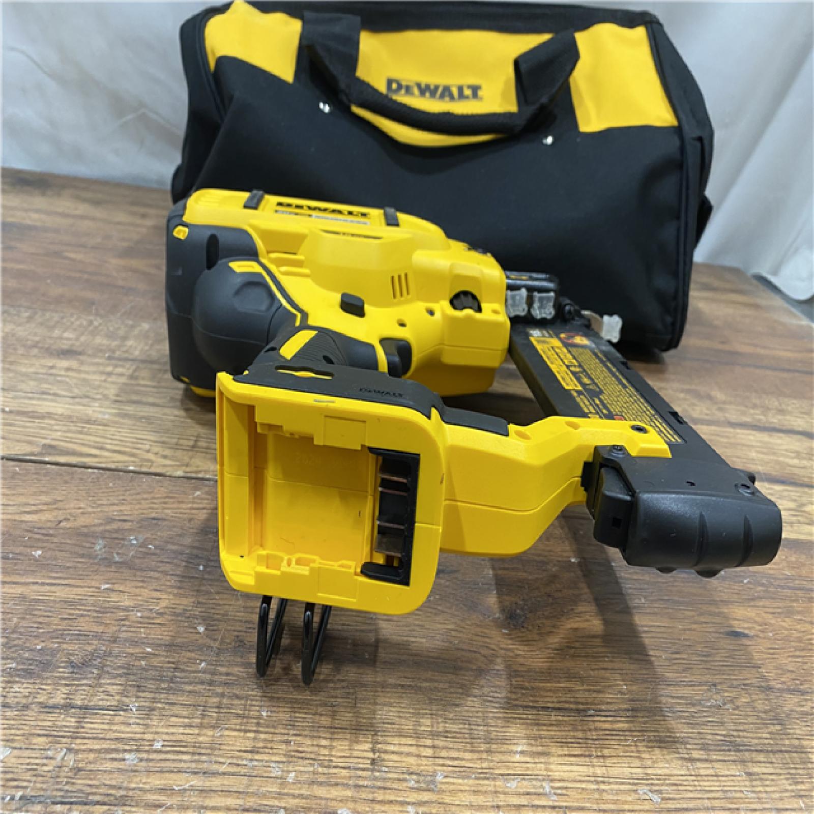 AS IS DEWALT 20V MAX XR 18 Gauge Brad Nailer Kit