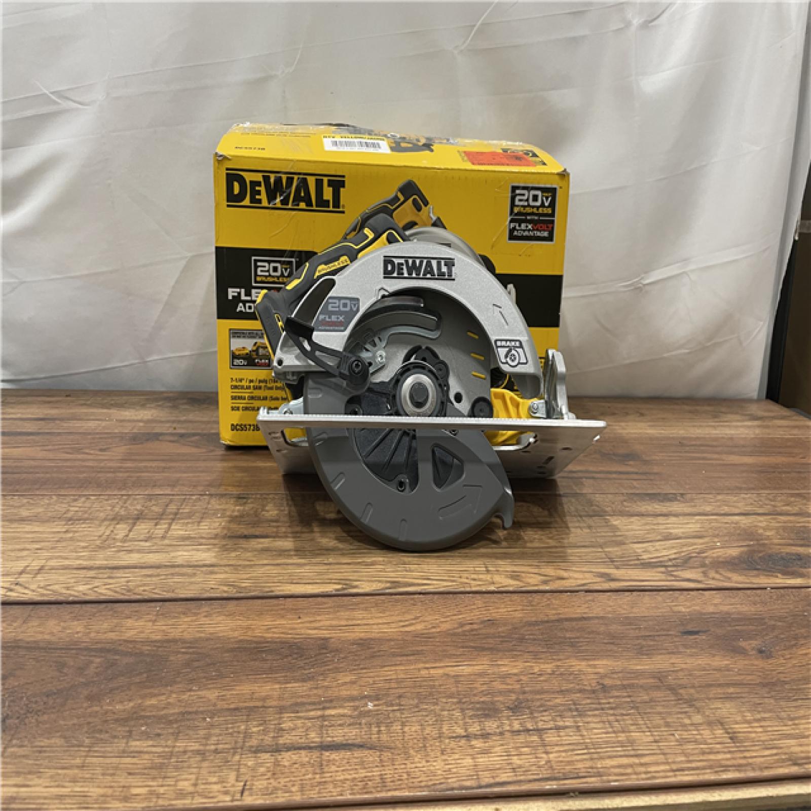 AS-IS DEWALT 20V MAX Cordless Brushless 7-1/4 in. Sidewinder Style Circular Saw w/ FLEXVOLT ADVANTAGE (Tool Only)