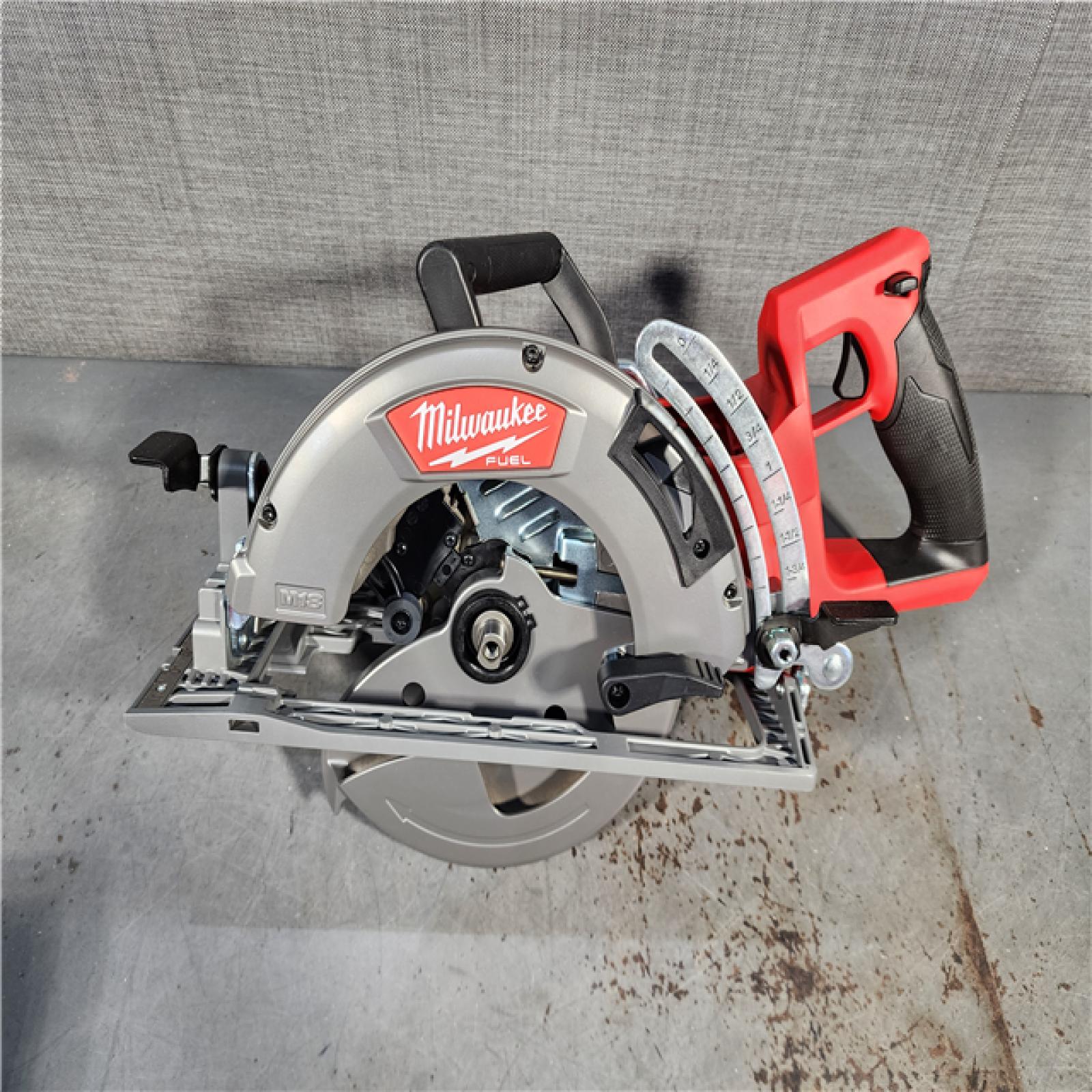 HOUSTON LOCATION - AS-IS (APPEARS LIKE NEW) Milwaukee 2830-20 Rear Handle Circular Saw M18 FUEL 7-1/4  Cordless Brushless Tool Only