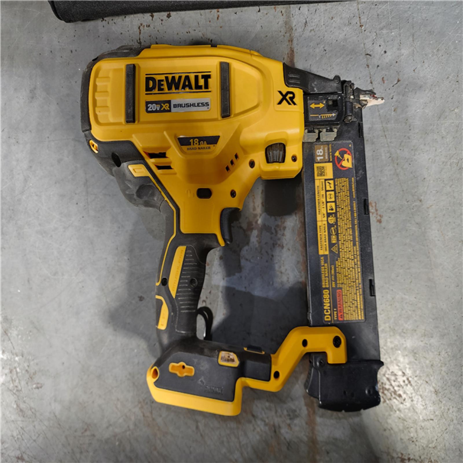 HOUSTON LOCATION - AS-IS DEWALT 20V MAX XR 18 Gauge Brad Nailer Kit