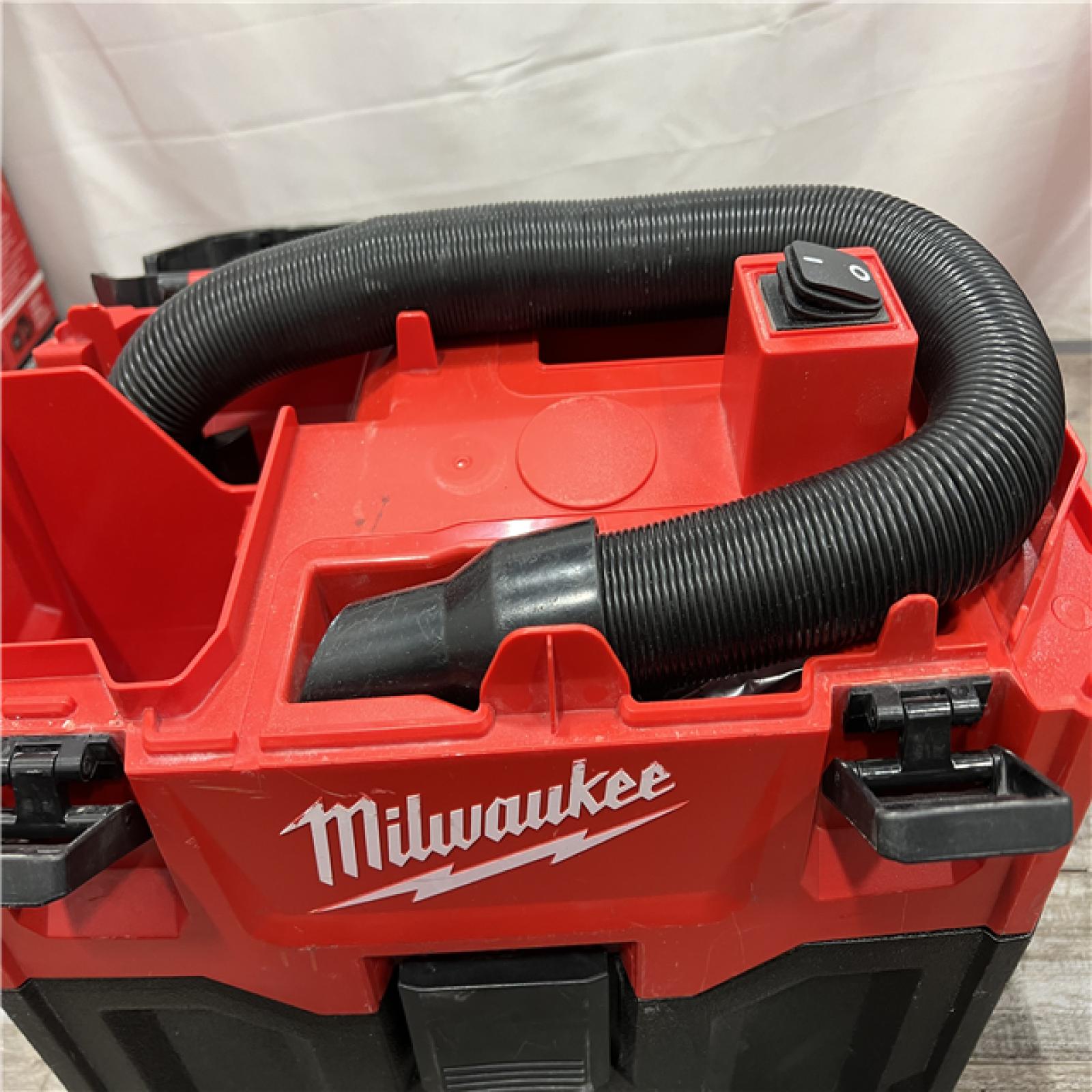 AS-IS Milwaukee M18 Vacuum 2Gal 6  Hose Access Bare Tool