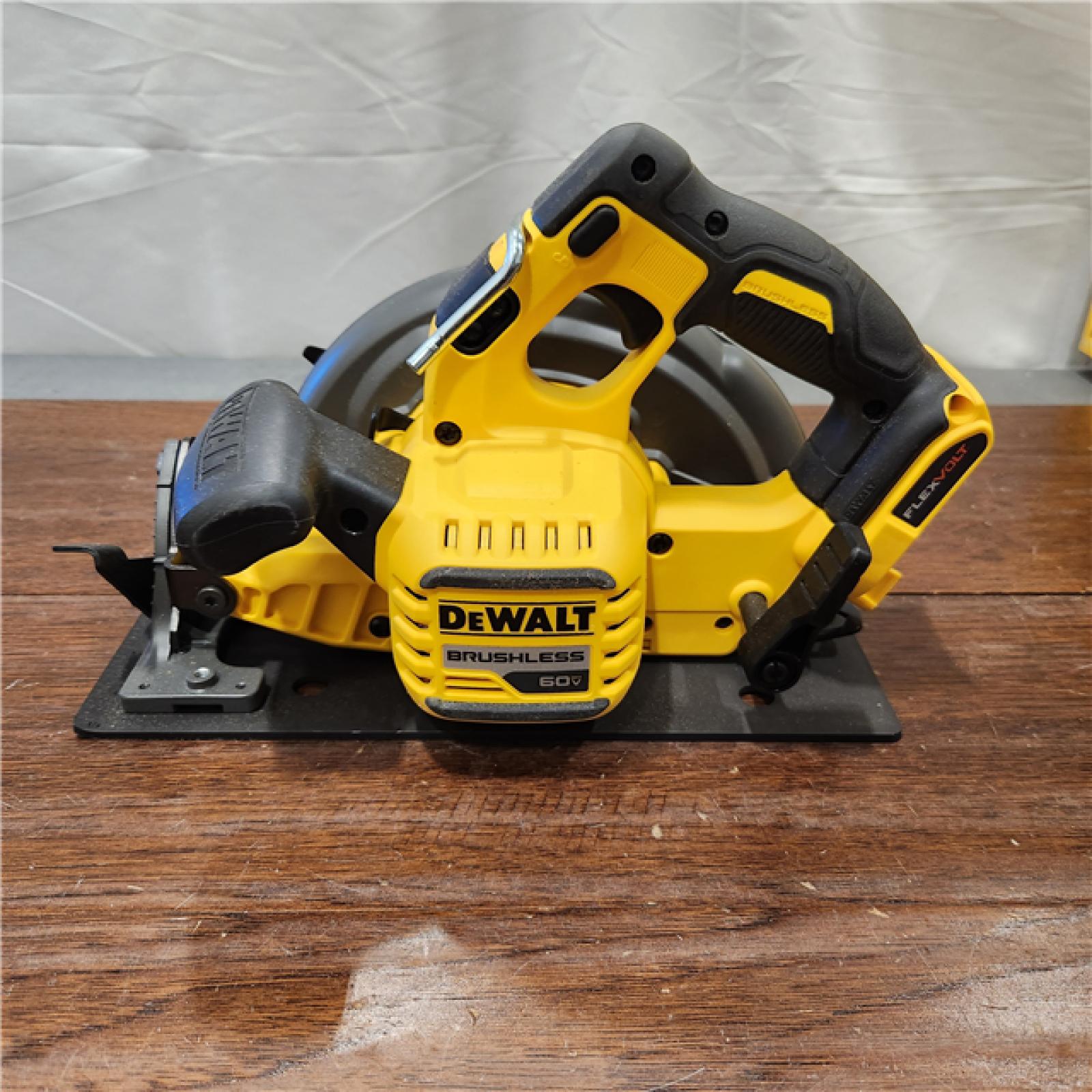 AS-IS DeWALT Flexvolt Max 7-1/4  60V Brushless Circular Saw DCS578B