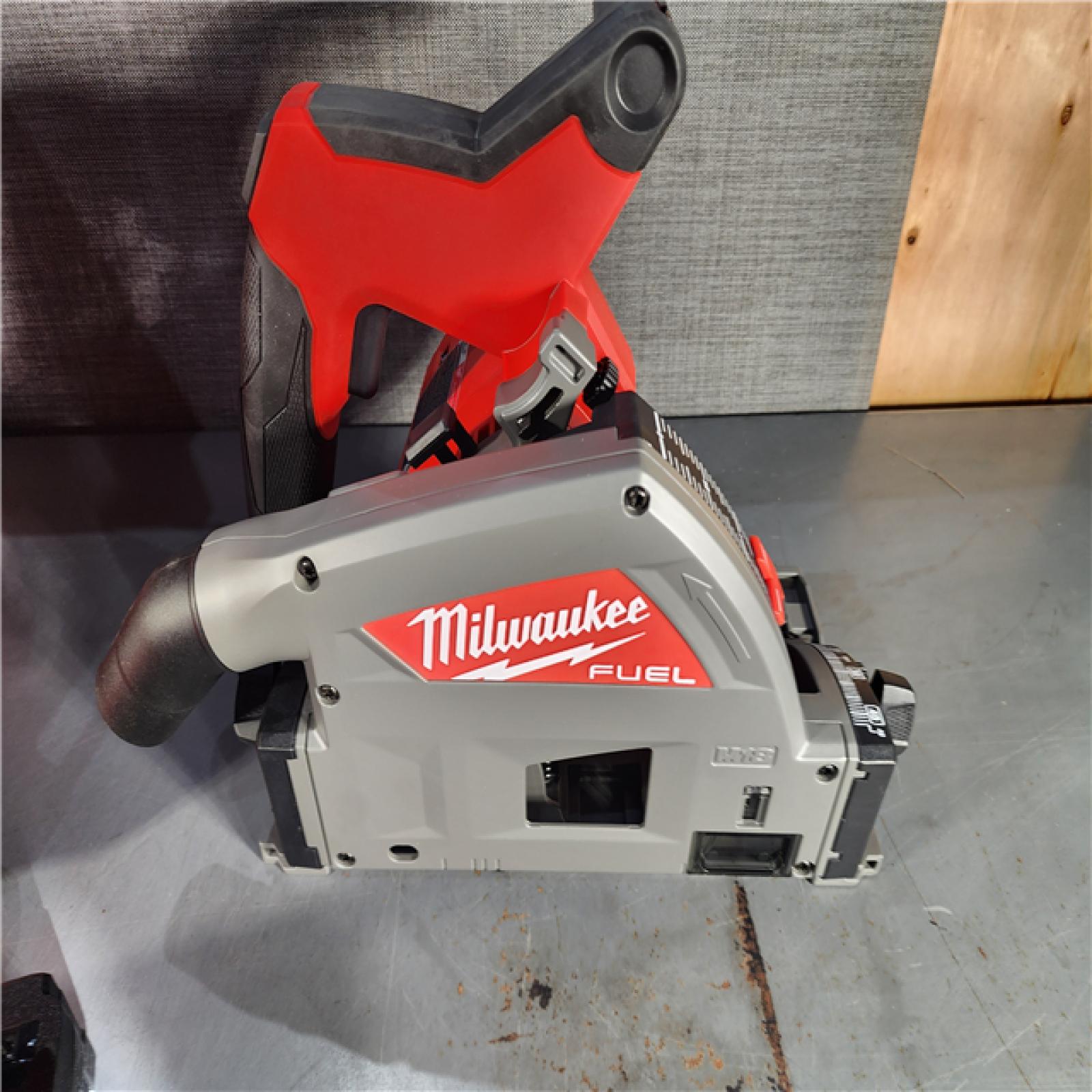 HOUSTON LOCATION - AS-IS (APPEARS LIKE NEW) Milwaukee 2831-21 M18 FUEL 18-Volt Lithium-Ion Brushless Cordless 6-1/2 in. Plunge Track Saw PACKOUT Kit with One 6.0 Ah Battery