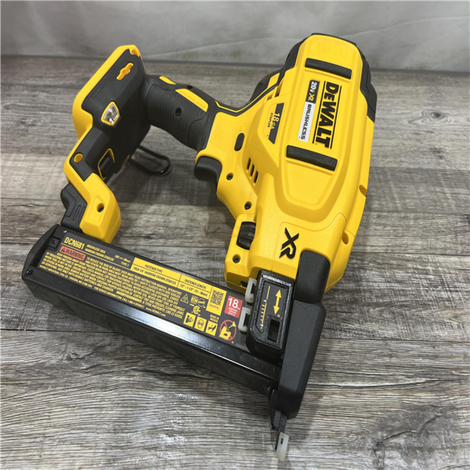 AS-IS DEWALT DCN681D1 20V 18Ga Stapler Kit