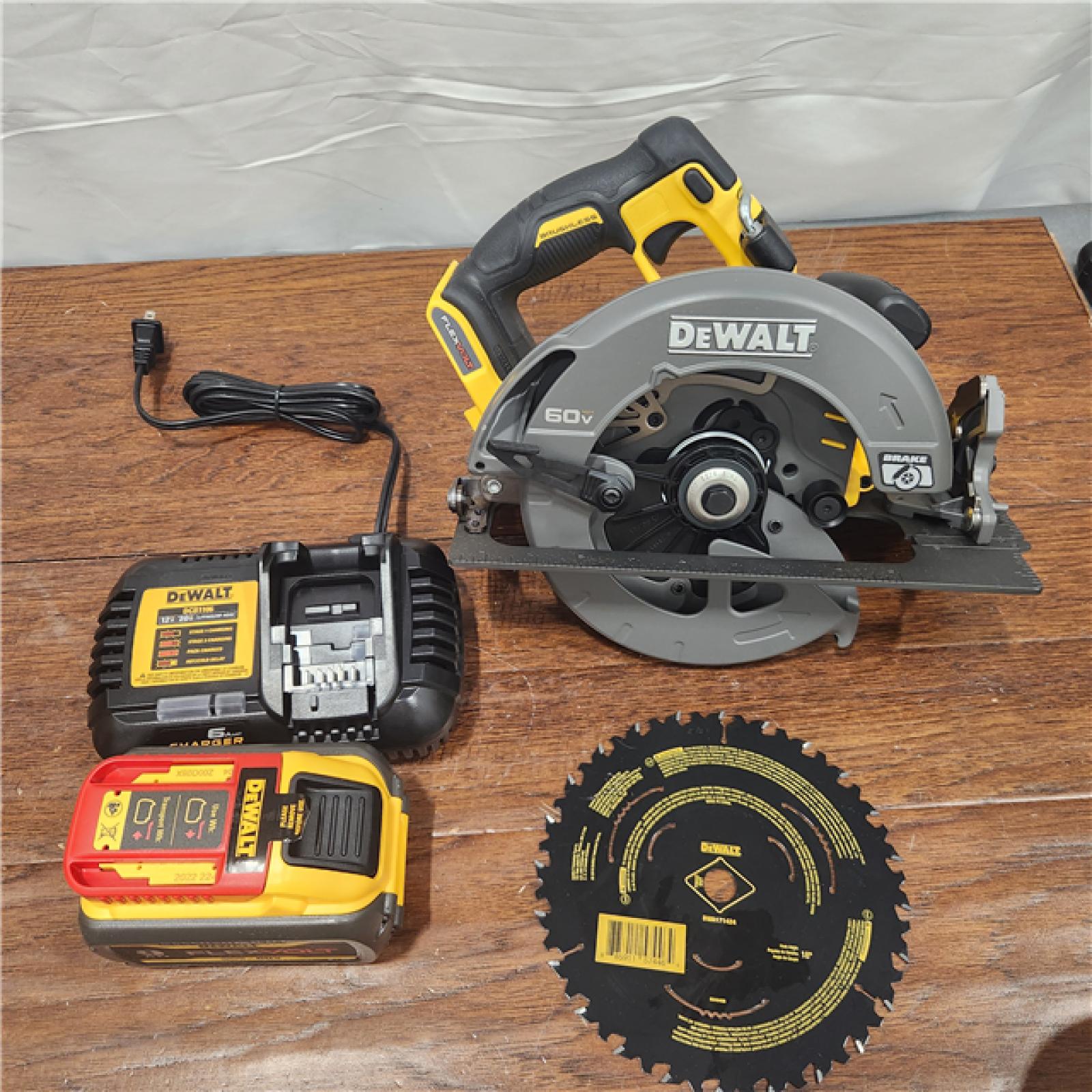 NEW DEWALT FLEXVOLT 60V MAX Brushless 7-1/4 Cordless Circular Saw with Brake Kit