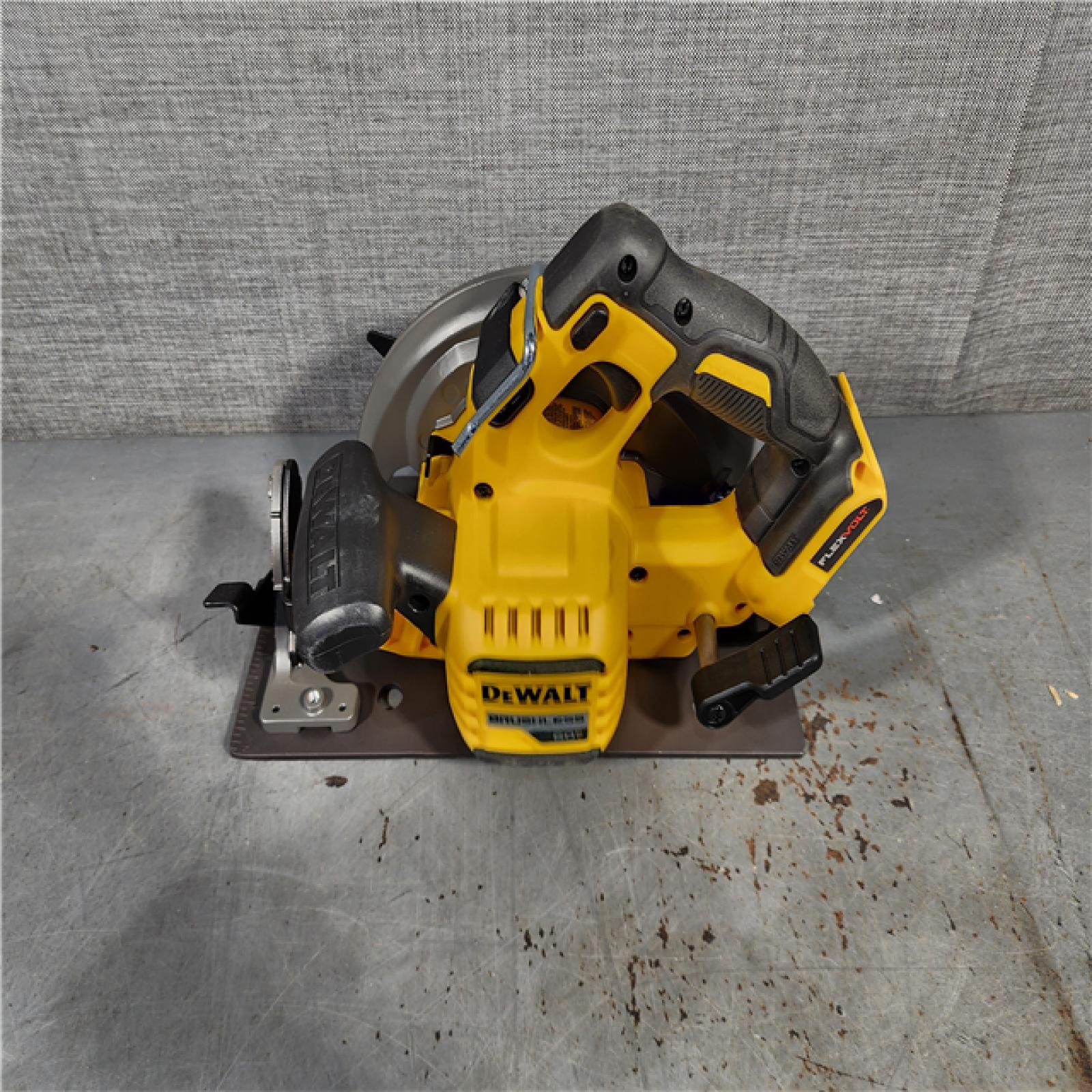 HOUSTON LOCATION - AS-IS (APPEARS LIKE NEW) DeWALT Flexvolt Max 7-1/4  60V Brushless Circular Saw DCS578B (Bare Tool)