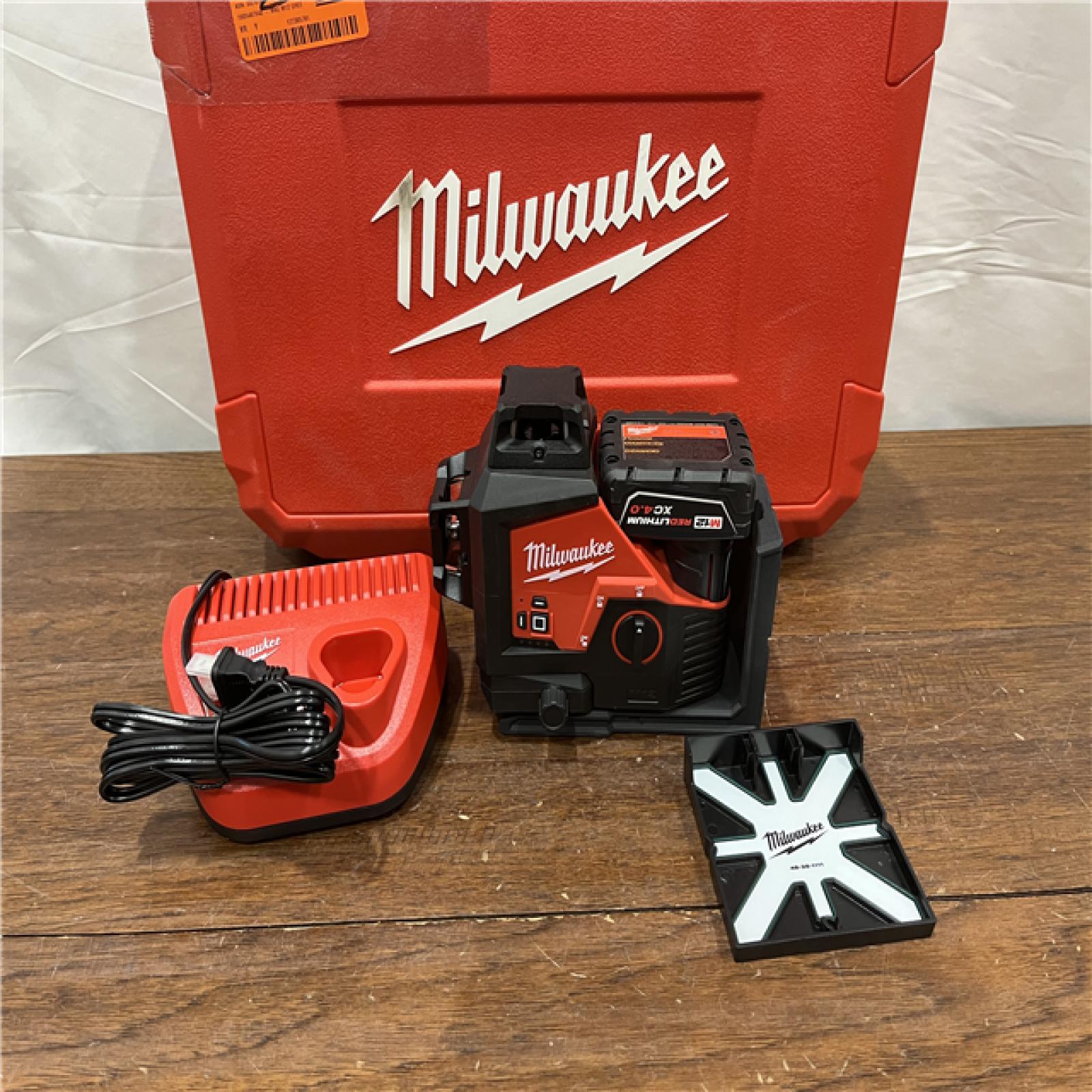 AS-ISMilwaukee-3632-21 M12 Green Beam Laser 360Â° 3-Plane Kit